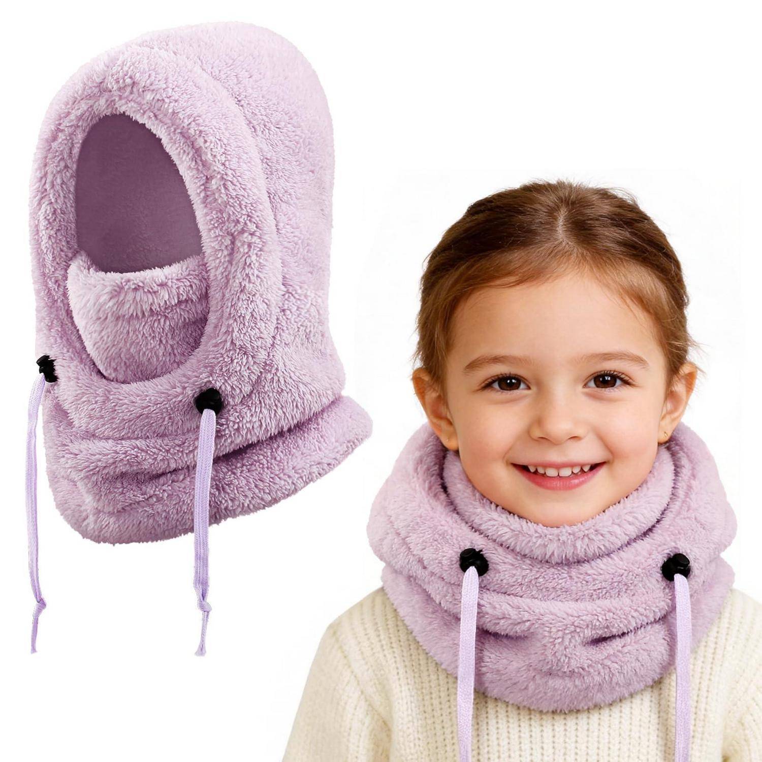 Junges Mädchen mit einem lavanderfarbenen, weichen Halswärmer mit Kapuze und Zugbändern; Produkt neben ihr auf weißem Hintergrund gezeigt.