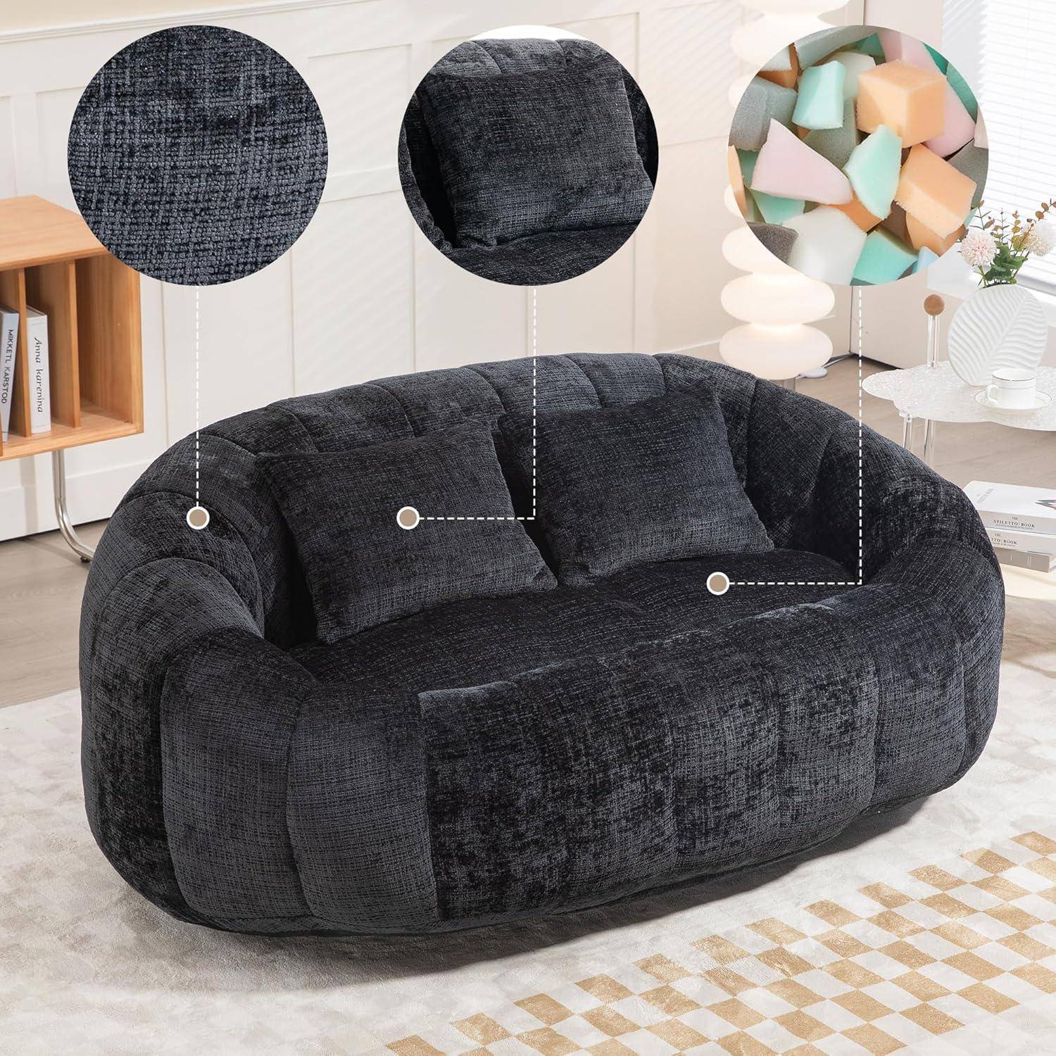 Dunkelgraues gepolstertes Zweisitzer-Sofa mit gerundeten Armlehnen und plüschigen Kissen, gezeigt mit eingefügten Nahaufnahmen des strukturierten Stoffes und der Füllung.