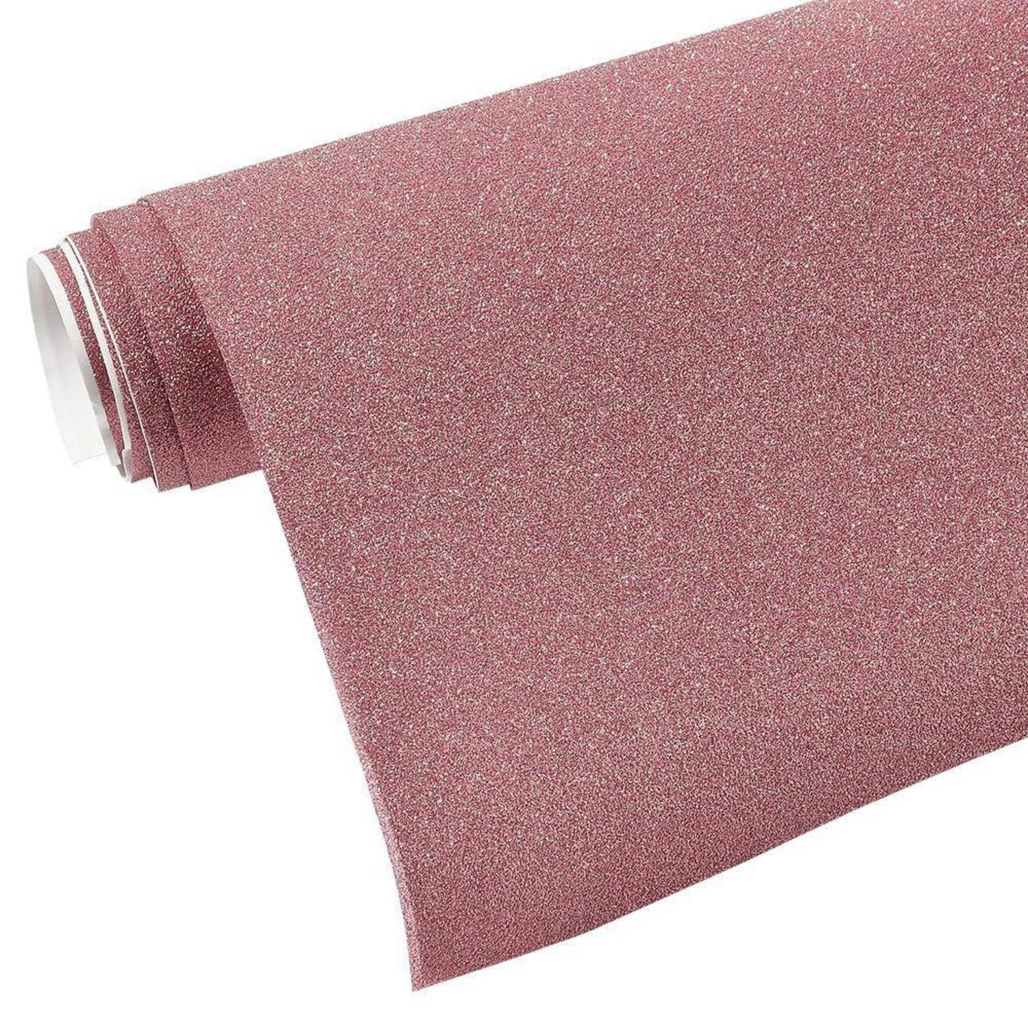 Rolle aus rosa glitzerndem Bastelschaum oder strukturiertem Haftungsblatt auf weißem Hintergrund