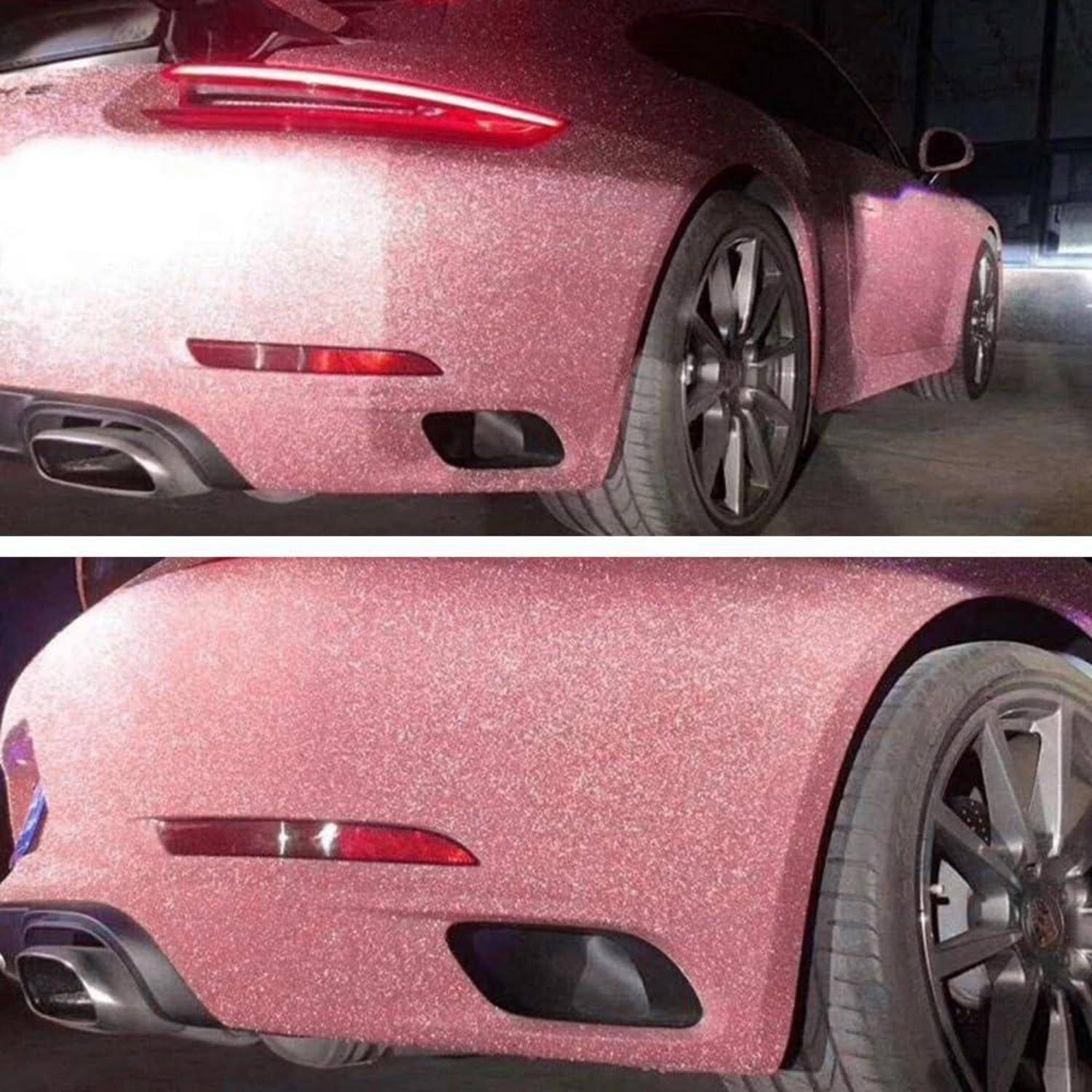 Rosa glitterbedeckte Sportwagenhecks und Seitenpaneele in einer Garage, mit dunklen Rädern und Doppelabgasanlagen.
