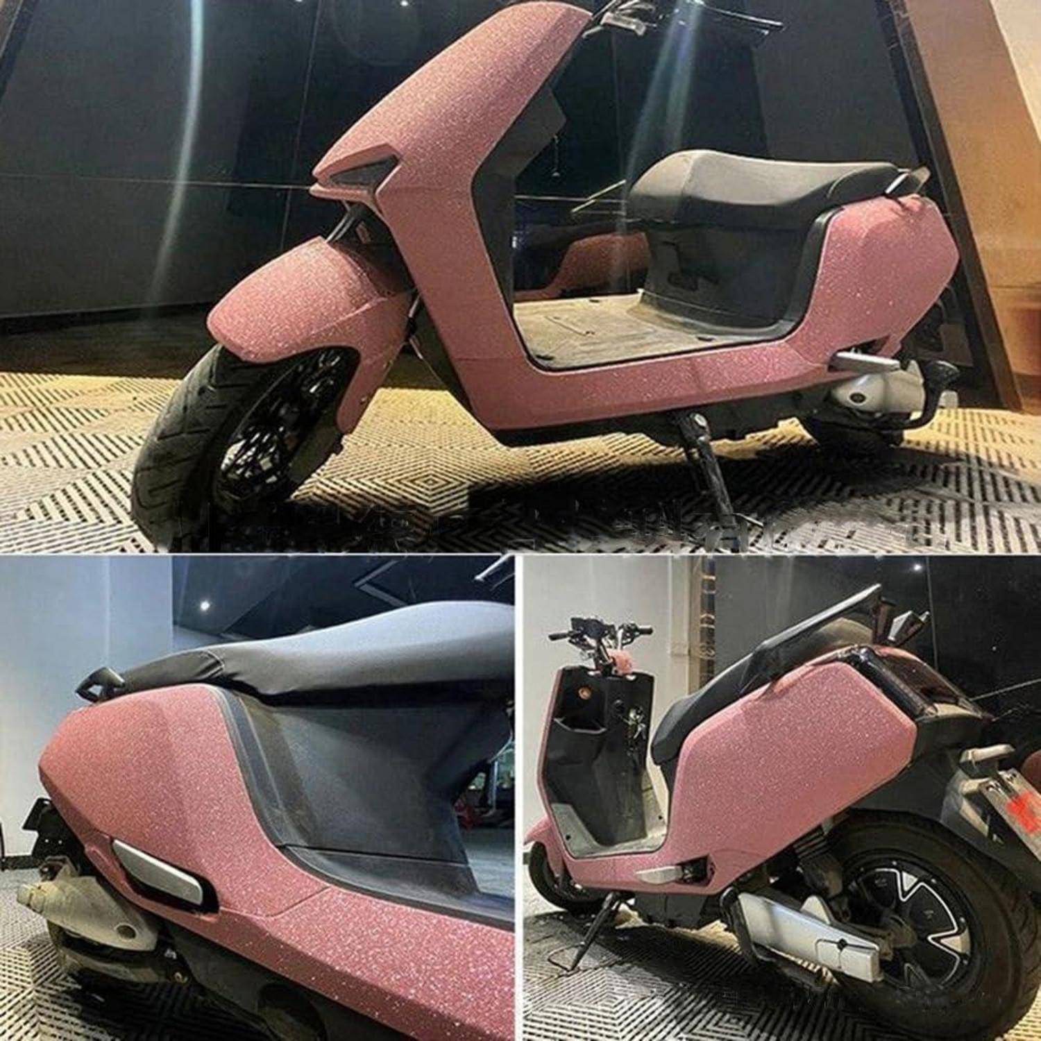 Rosa E-Scooter aus mehreren Winkeln gezeigt, wobei sein kantiger Körper, schwarzer Sitz und Seiten-/Rückansichten hervorgehoben werden.