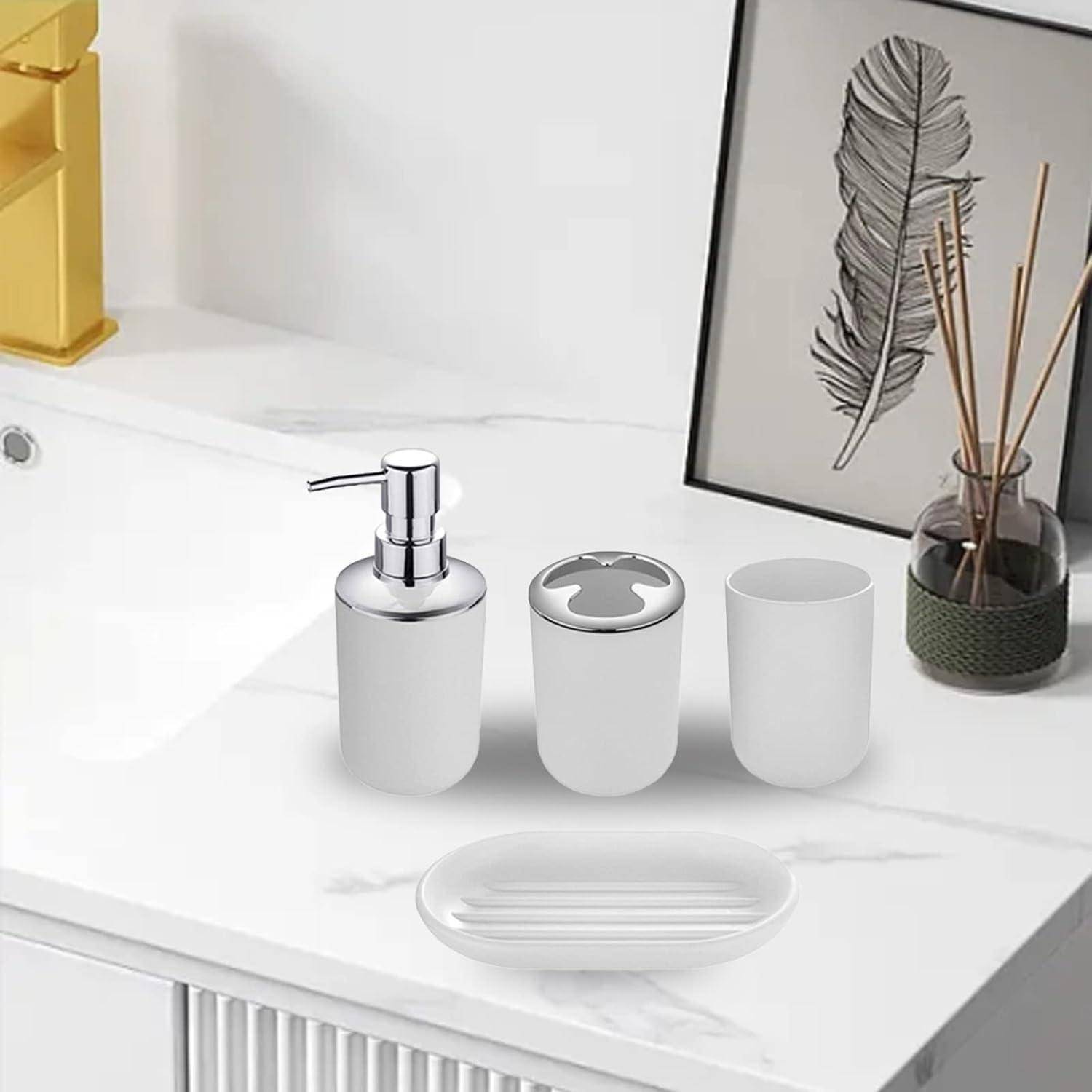 Weiße Badezimmeroberfläche mit Marmor-Optik mit einem Seifenspender, einem Behälter mit Deckel, einer Tasse und einer Seifenschale neben einem Federdruck und einem Raumduft-Diffuser.