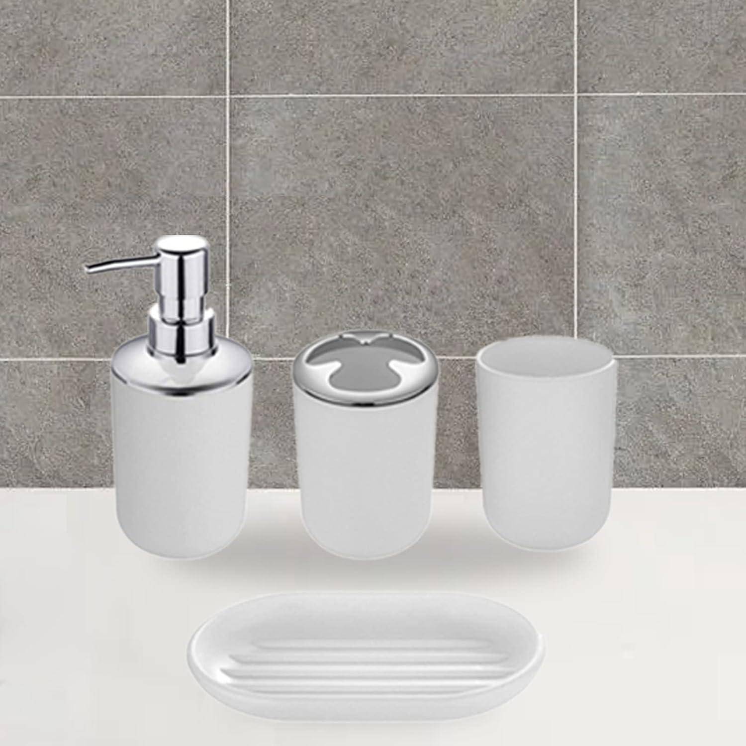 Weißes Badezimmeraccessoire-Set auf einem Waschtisch: Seifenspender, Becher mit Deckel, Tasse und ovale Seifenschale vor grauer Fliese.