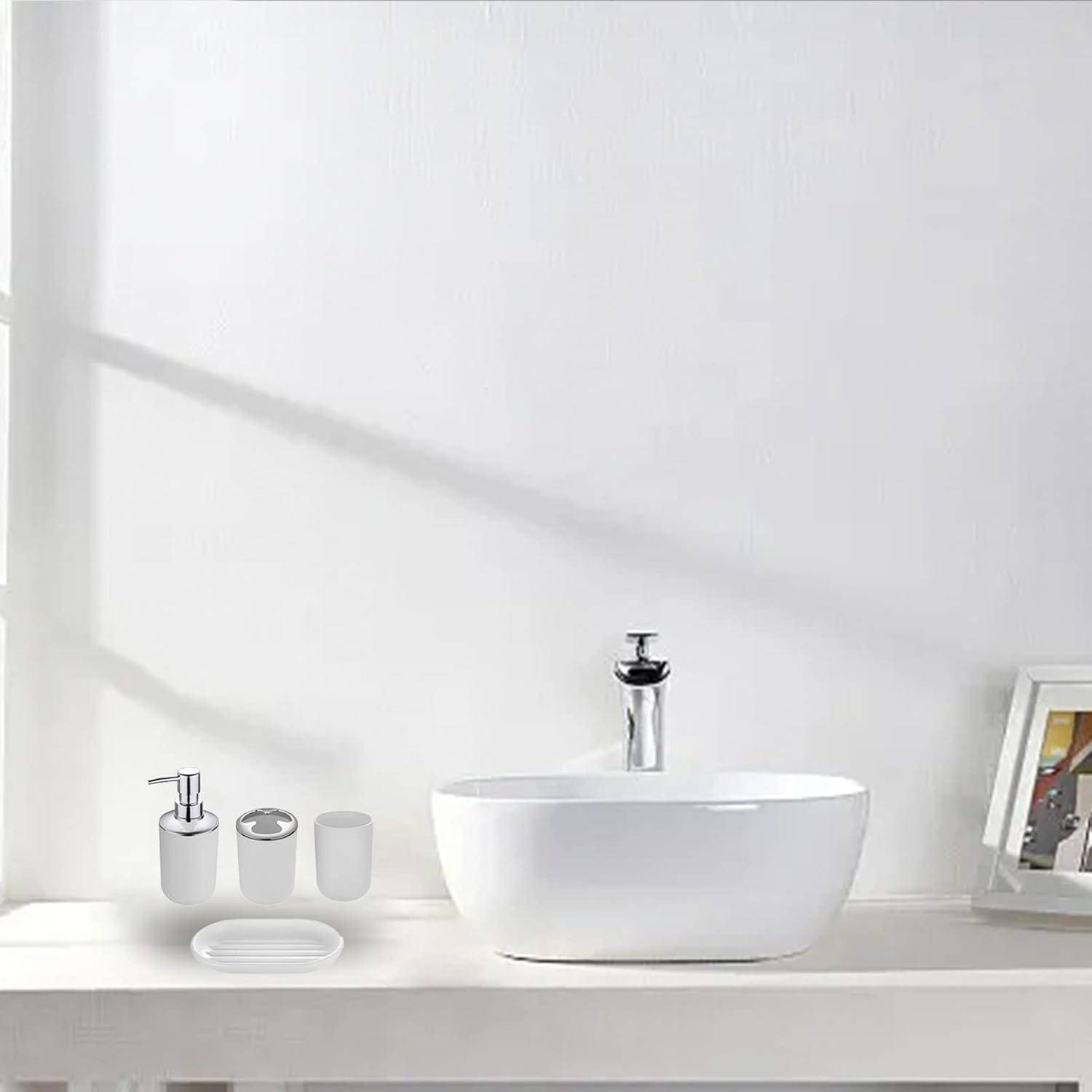 Minimalistisches weißes Badezimmerbecken mit verchromtem Wasserhahn, Seifenspender und Tassen auf einem Regal neben einem gerahmten Foto.