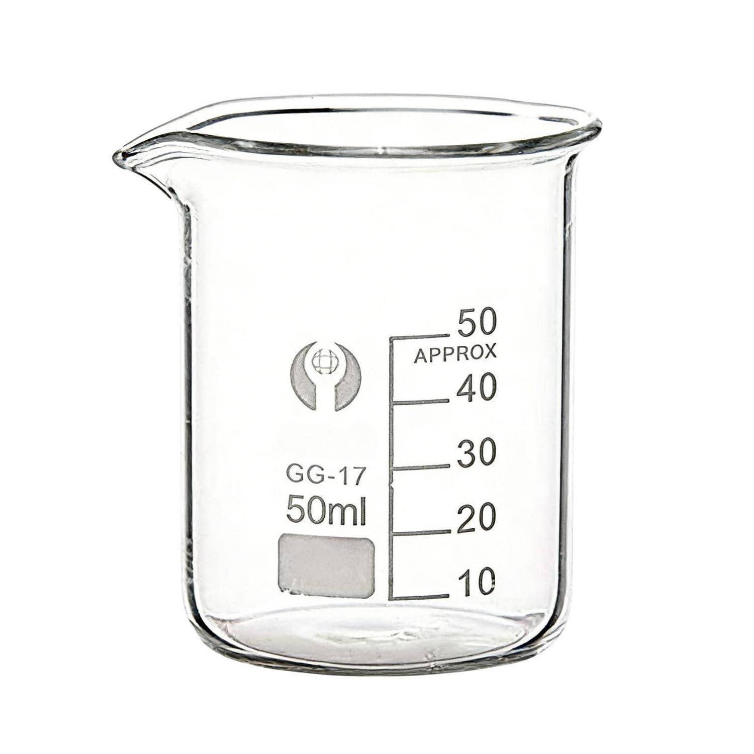 Leerer 50-ml-Glasbecher mit Ausguss und Graduierungsmarkierungen bis 50 auf weißem Hintergrund.