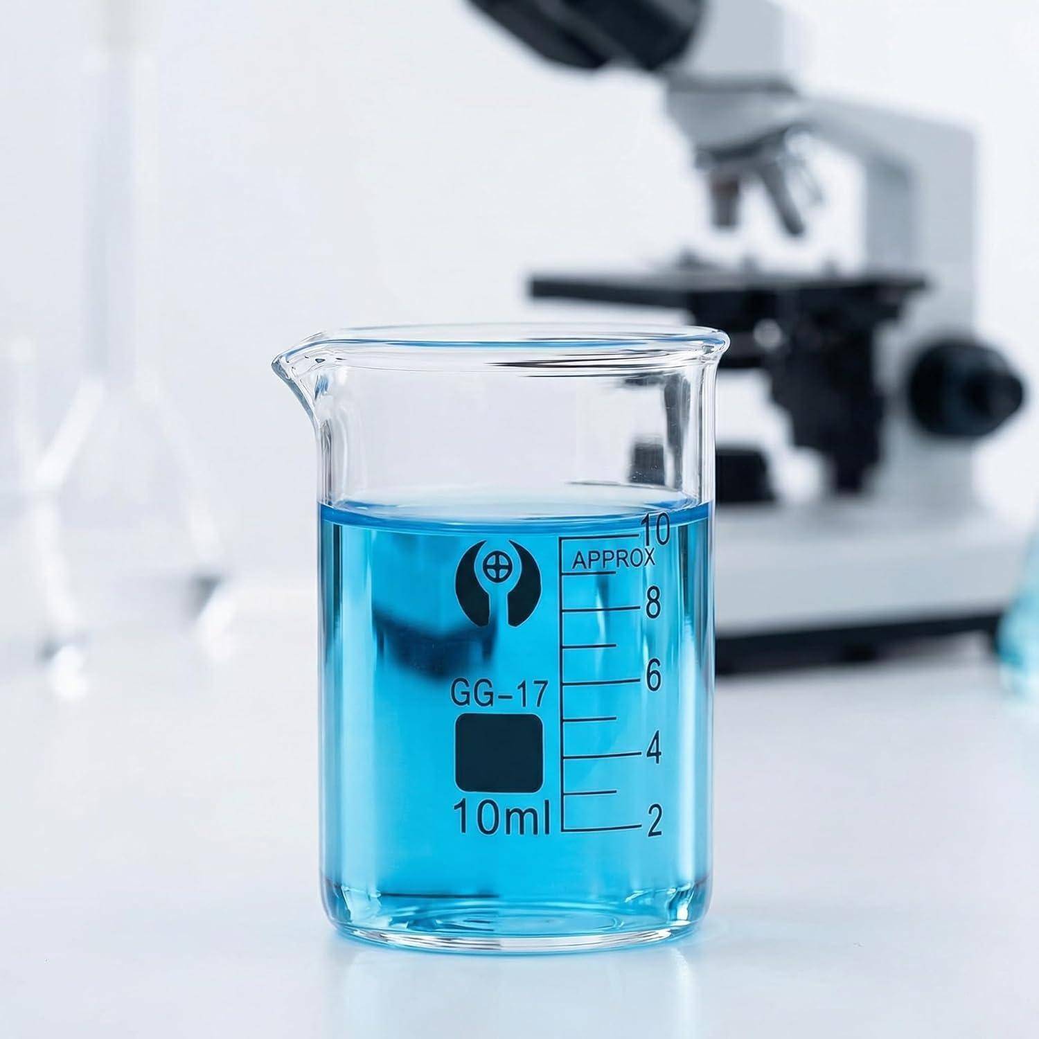 Becher mit blauer Flüssigkeit beschriftet mit 