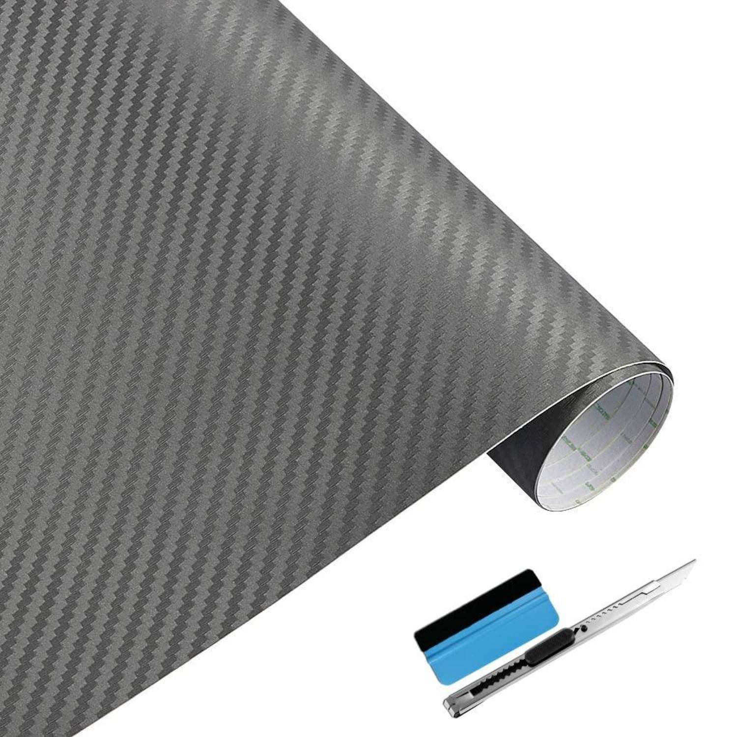 Rolle aus grauem Carbon-Vinyl-Wrap mit Universalmesser und Rakel-Werkzeug, dargestellt auf weißem Hintergrund.