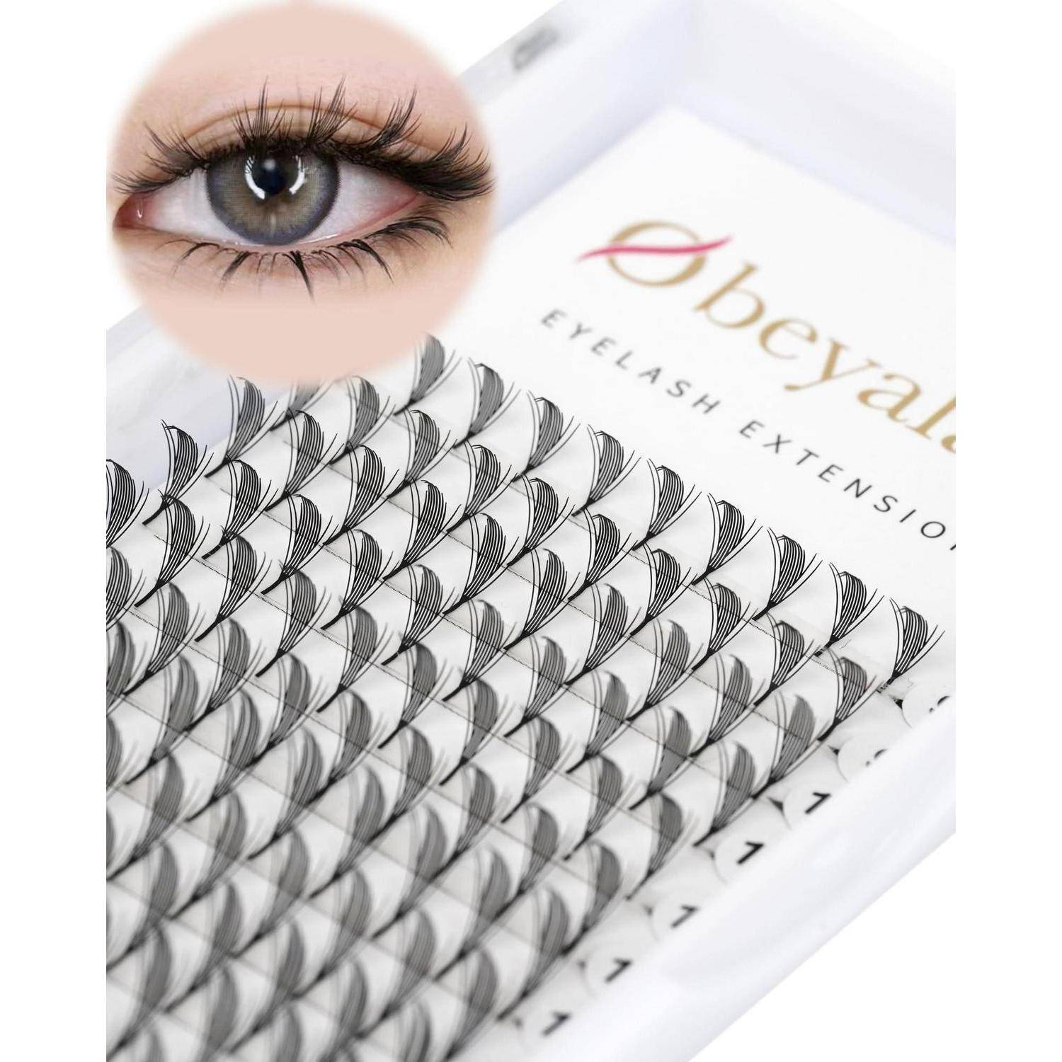 Nahaufnahme einzelner Wimpernverlängerungs-Tabletts mit einem Musterschauge, die das fertige Wimpernaussehen zeigen.