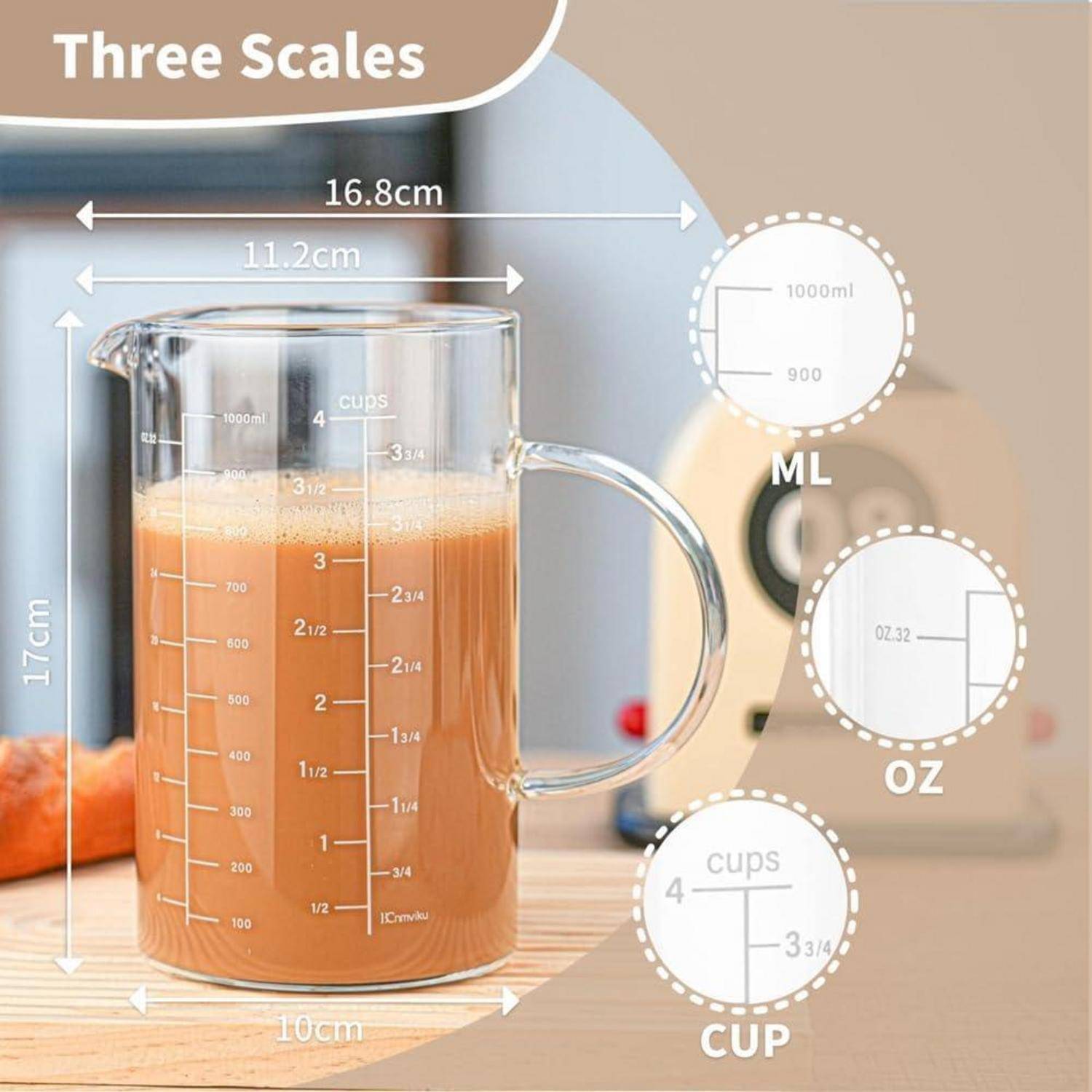 Glaskrug zum Messen mit orangefarbiger Flüssigkeit, zeigt drei Skalen: Milliliter, Unzen und Tassen; Abmessungen sind beschriftet 16,8 cm hoch und 11,2 cm breit.