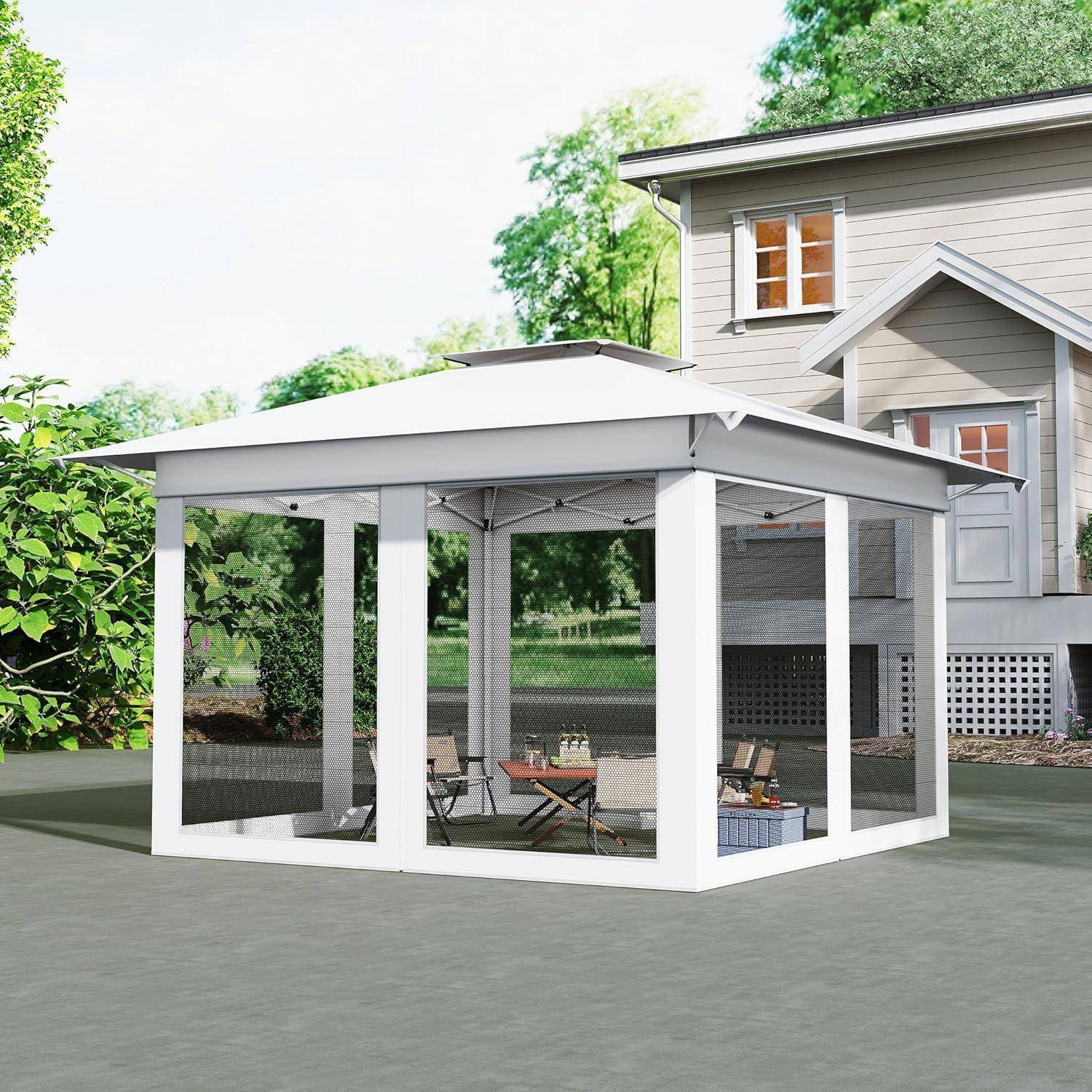 Weiß gestrichene Gazebo-Terrasse neben einem Haus, mit Sitzgelegenheiten im Inneren und einem Satteldach im Freien.
