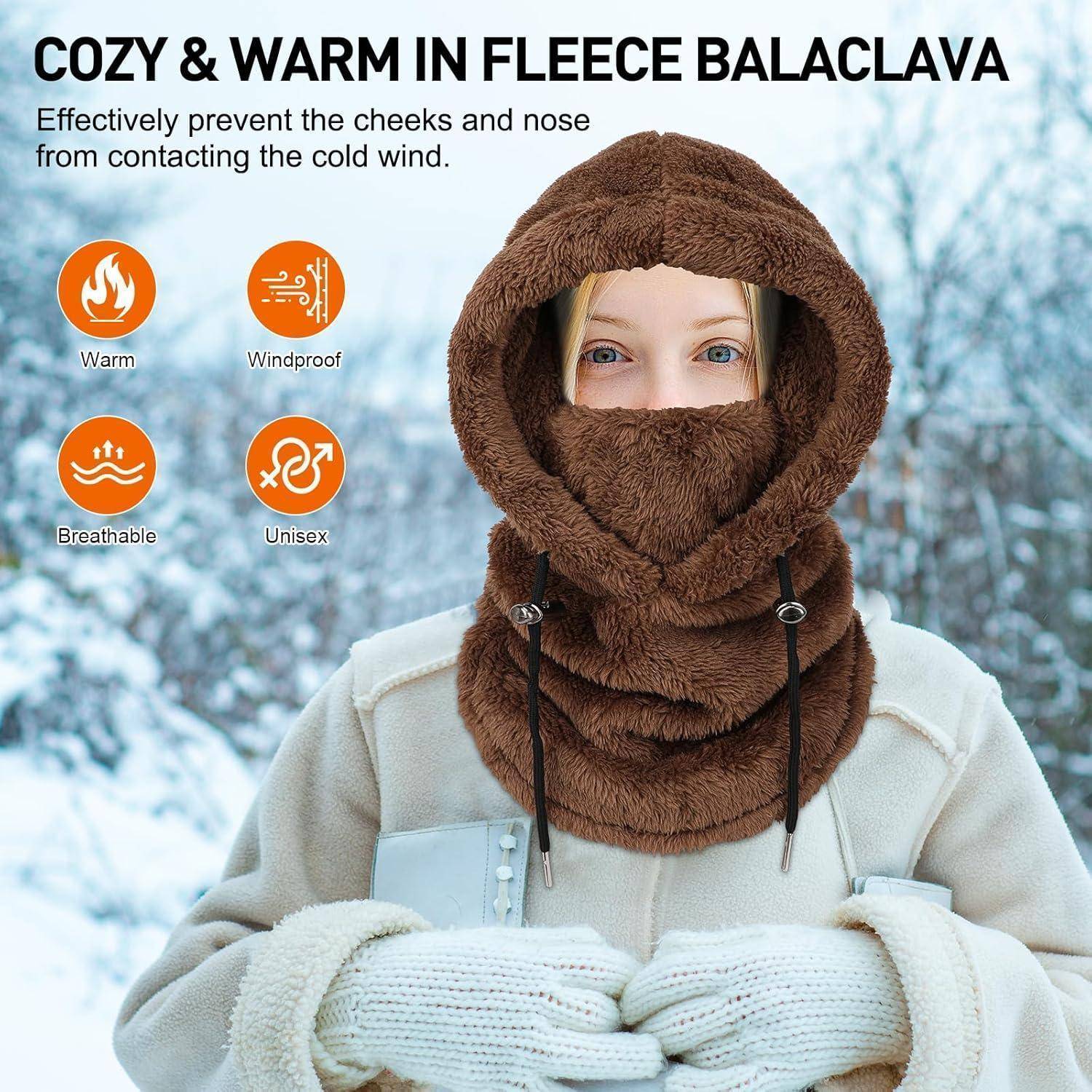Person outdoors trägt eine braune Fleece-Sturmhaube und weiße Fäustlinge; der Anzeigentext besagt, dass sie gemütlich, warm, windfest, atmungsaktiv und unisex ist.