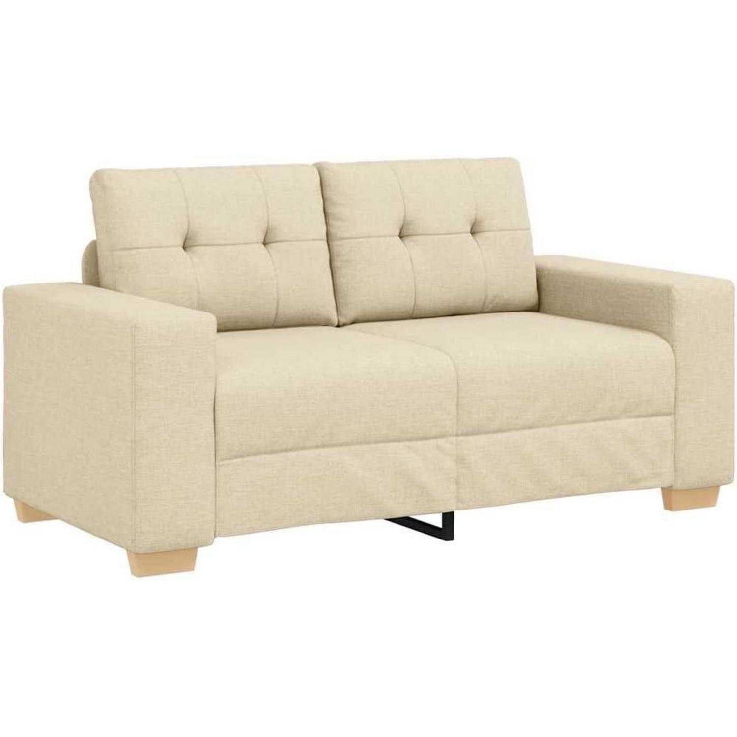 Beige zweieinhalb Sitzplatz-Polstersofa mit gesteppter Rückenlehne und Holzfüßen auf weißem Hintergrund.