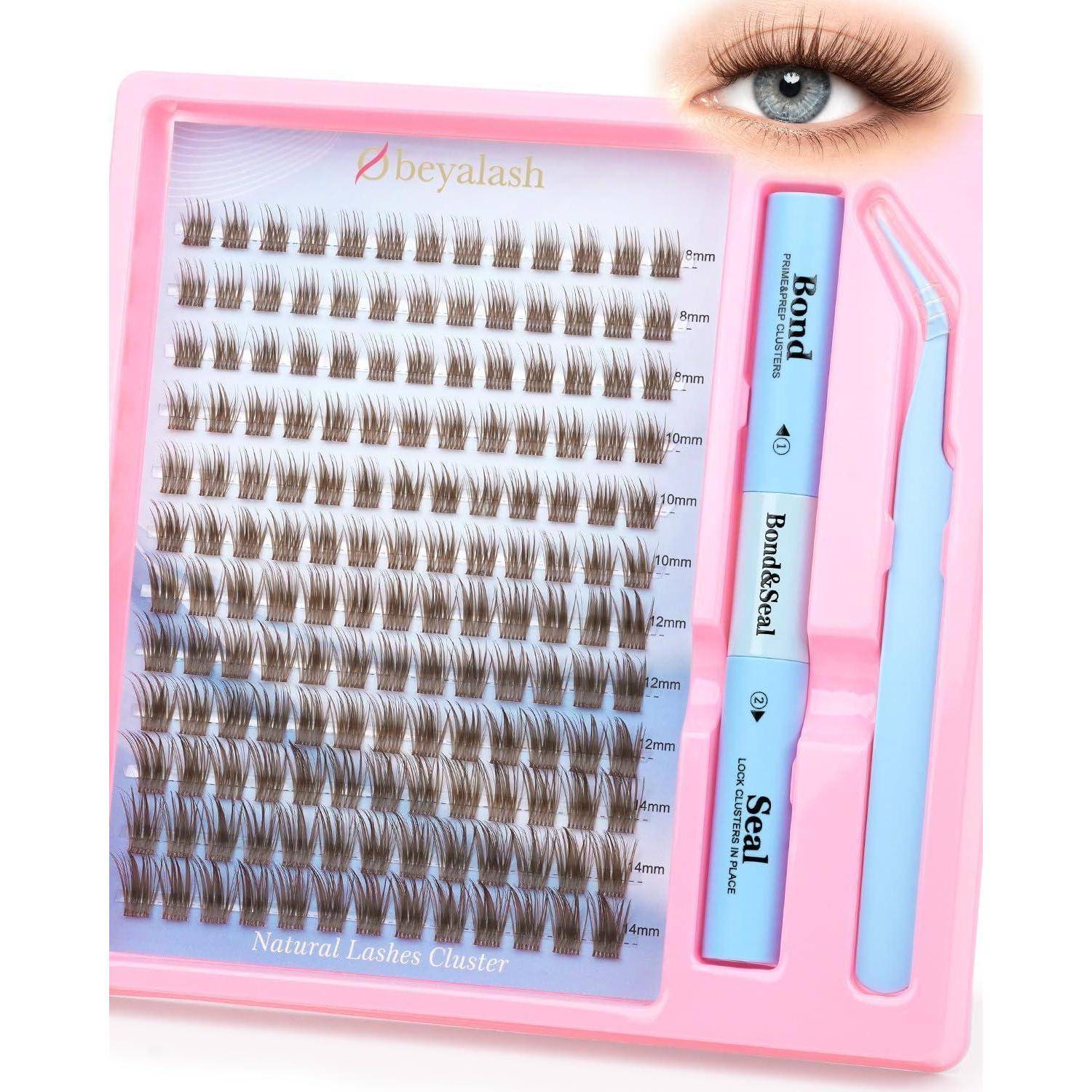 Kits zur Wimpernverlängerung in Rosa mit natürlichem Wimpernbüschel-Tablett, Bond/BondSeal/Seal-Applikatoren, Pinzette und einem Auge mit verlängerten Wimpern.
