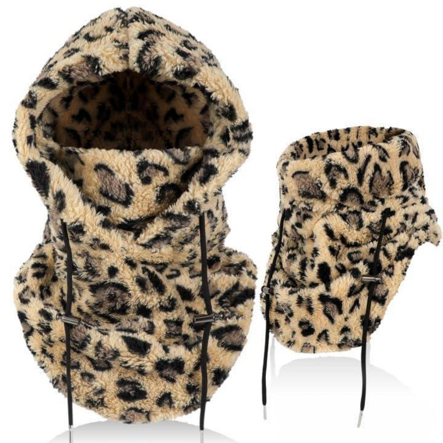 Zwei Ansichten einer Leoparden-Muster Kunstfell-Wintermütze mit Kapuze, langen Ohrklappen und schwarzen Bindekordeln.