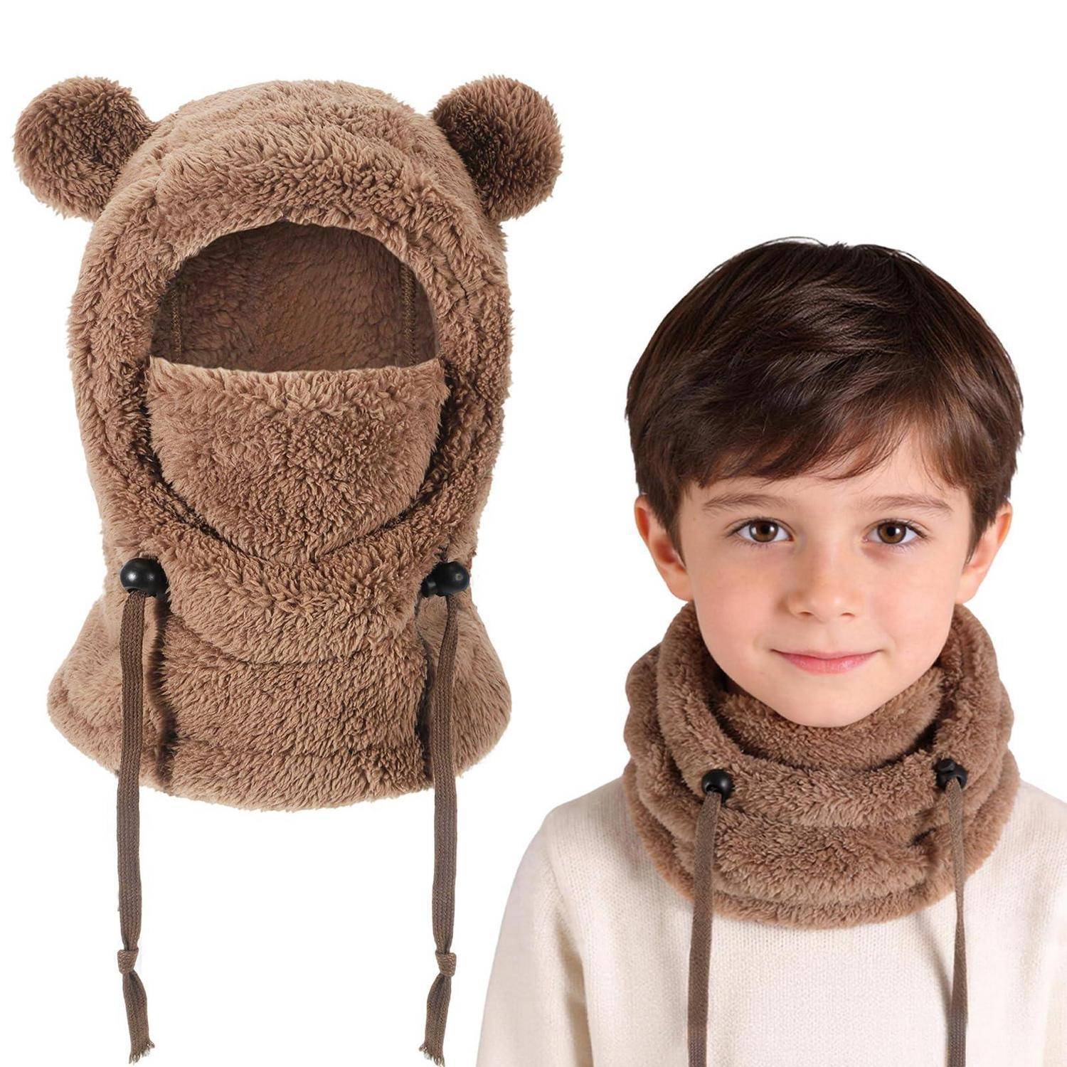 Braune Teddybär-Kapuze und passender Nackenwärmer, getragen von einem Jungen, gezeigt zusammen mit dem separaten Winterzubehör-Set.