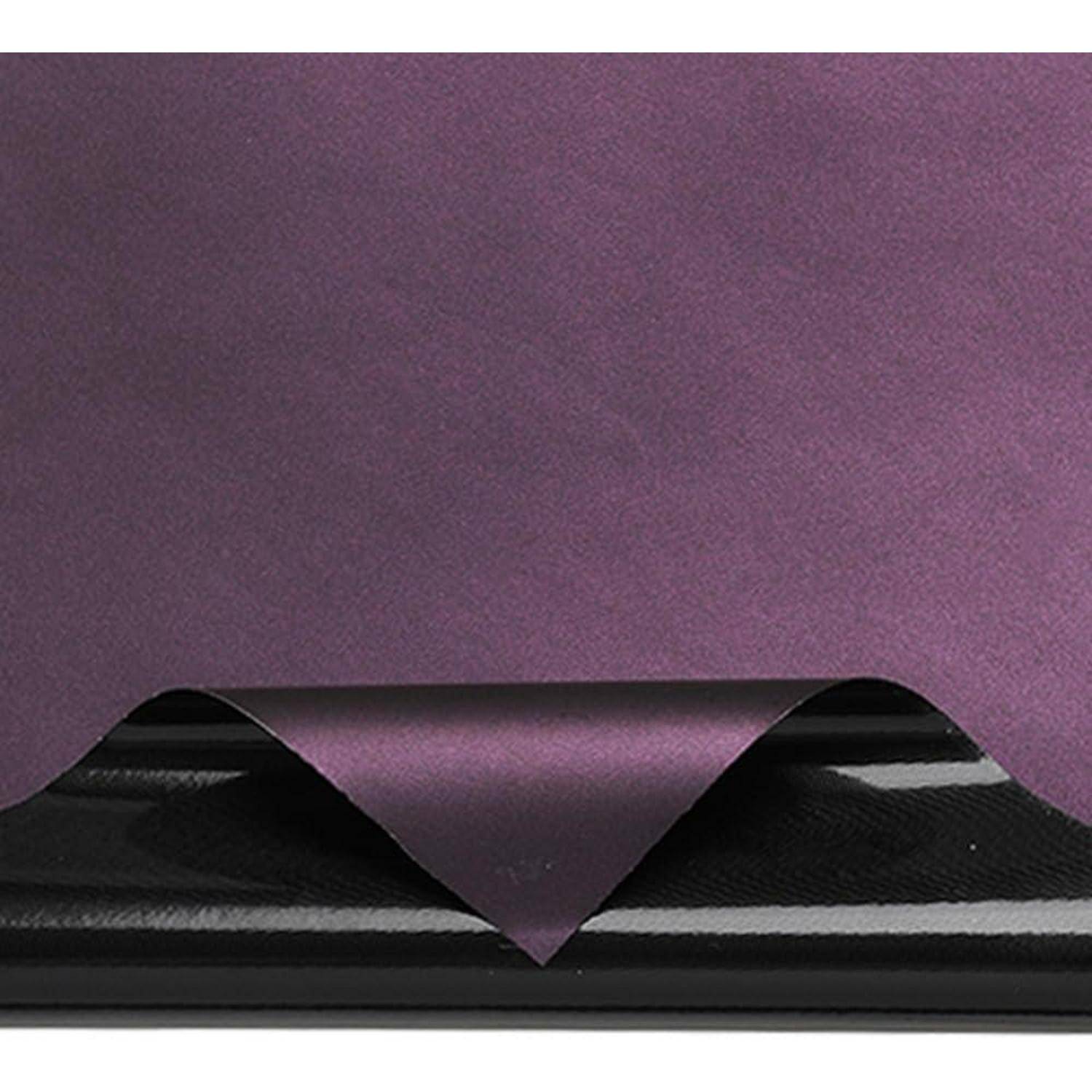 Ein schwarzer und violetter dekorativer zusammenklappbarer Ständer mit einer V-förmigen Mittelfuge vor einem strukturierten violetten Hintergrund.