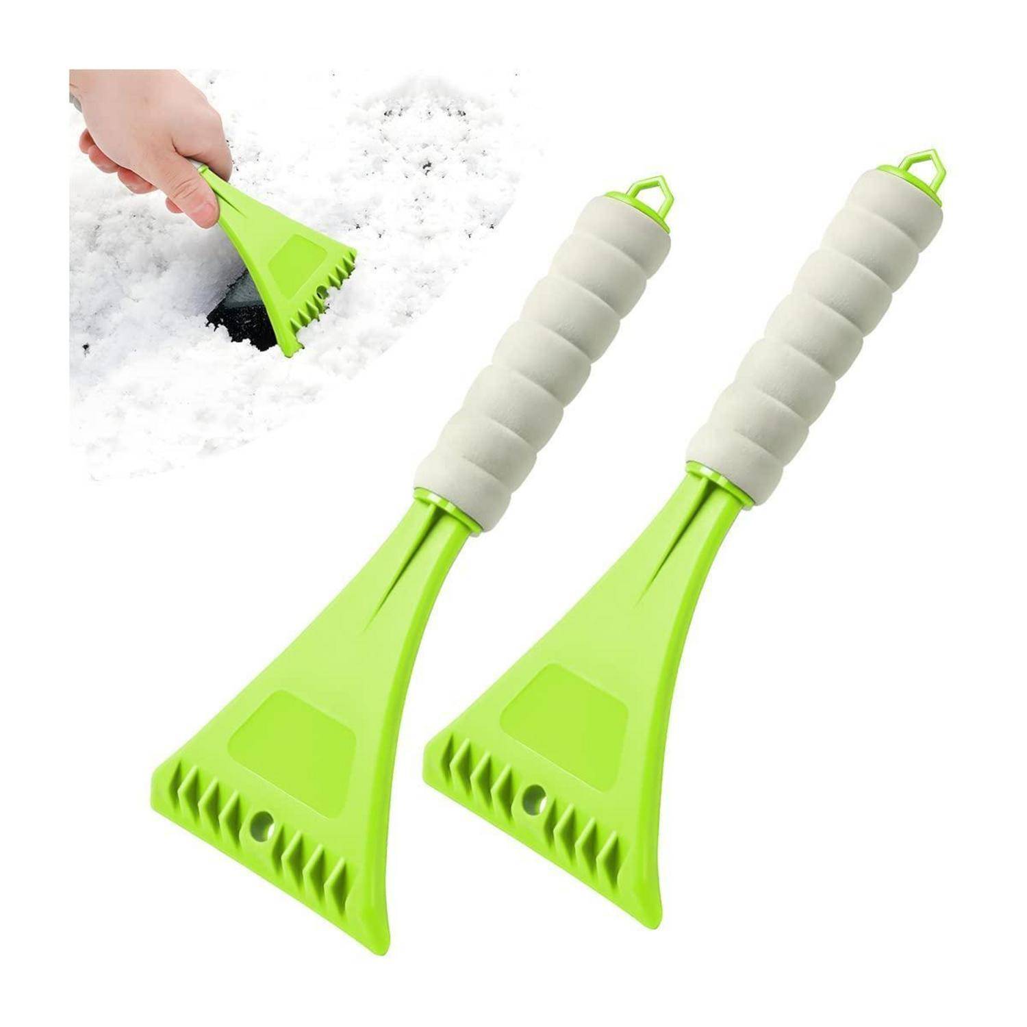 Grüne und graue tragbare Schnee-/Eiskratzer auf weißem Hintergrund gezeigt, mit einem kleinen Einsatz einer Hand, die Schnee von einer Autoscheibe kratzt.