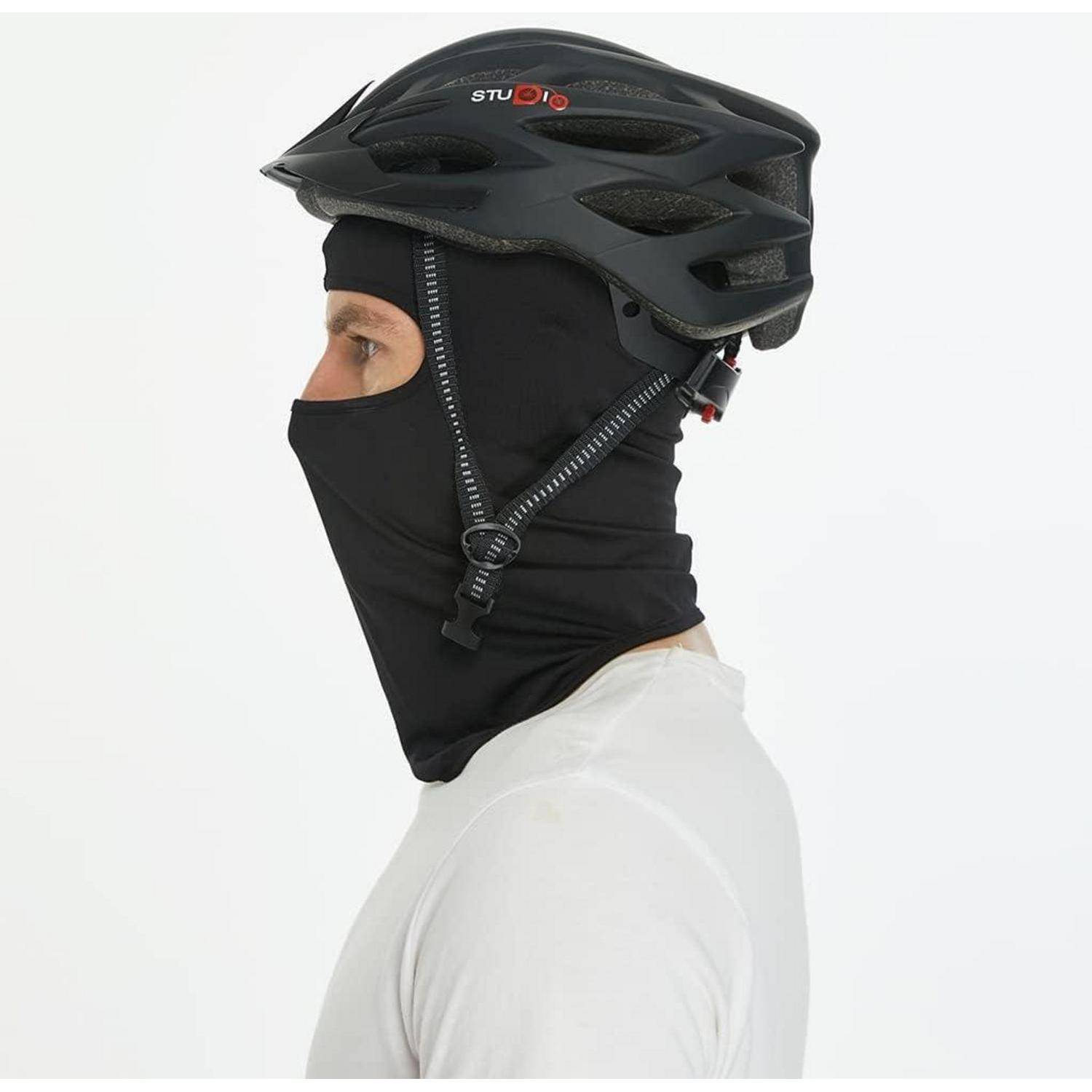 Seitenansicht einer Person, die einen schwarzen Fahrradhelm und einen schwarzen Gesichts-Sturmhaube mit Reißverschlussöffnungen trägt, vor einem einfachen weißen Hintergrund.