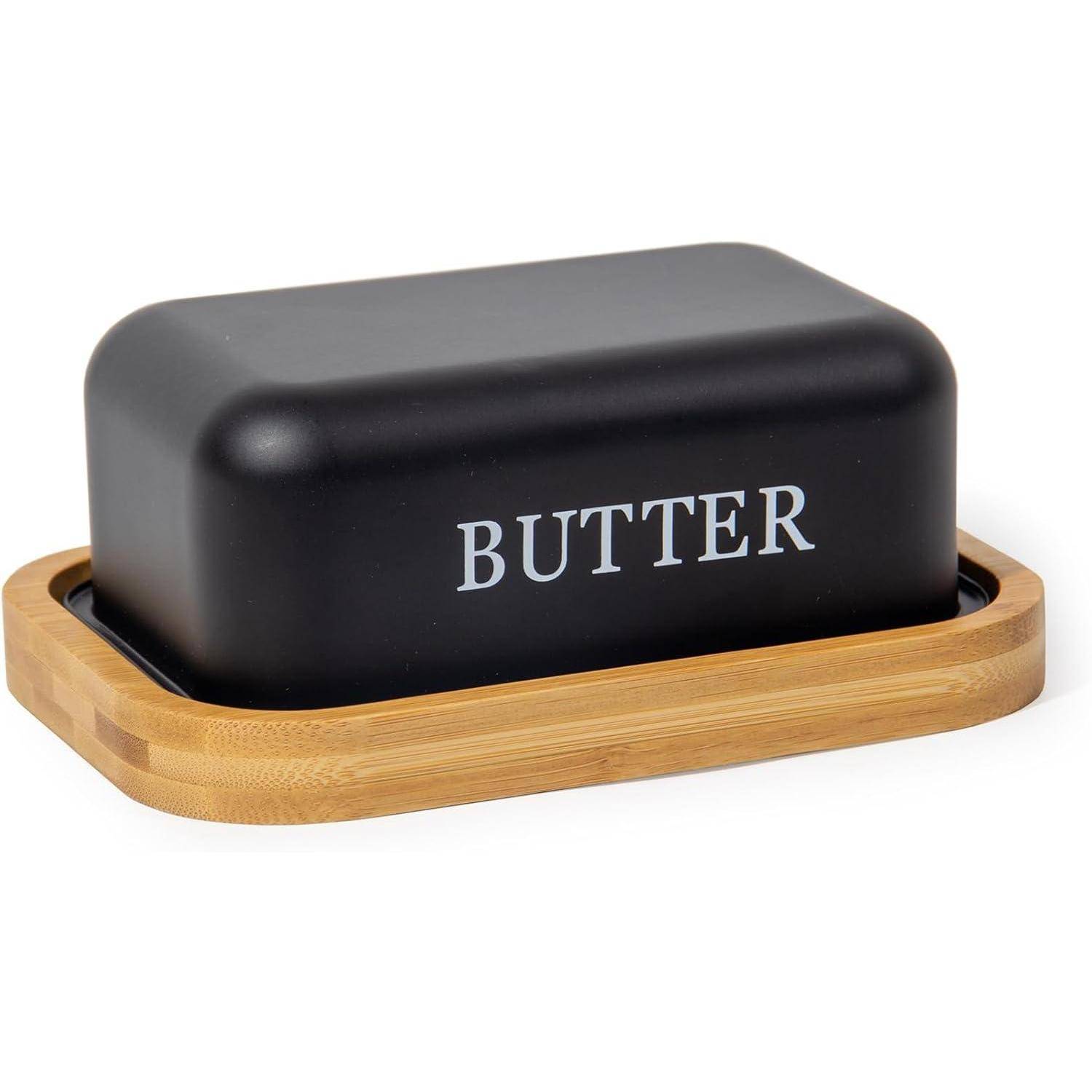 Schwarze Butterdose mit einem Holztablett, beschriftet mit „BUTTER