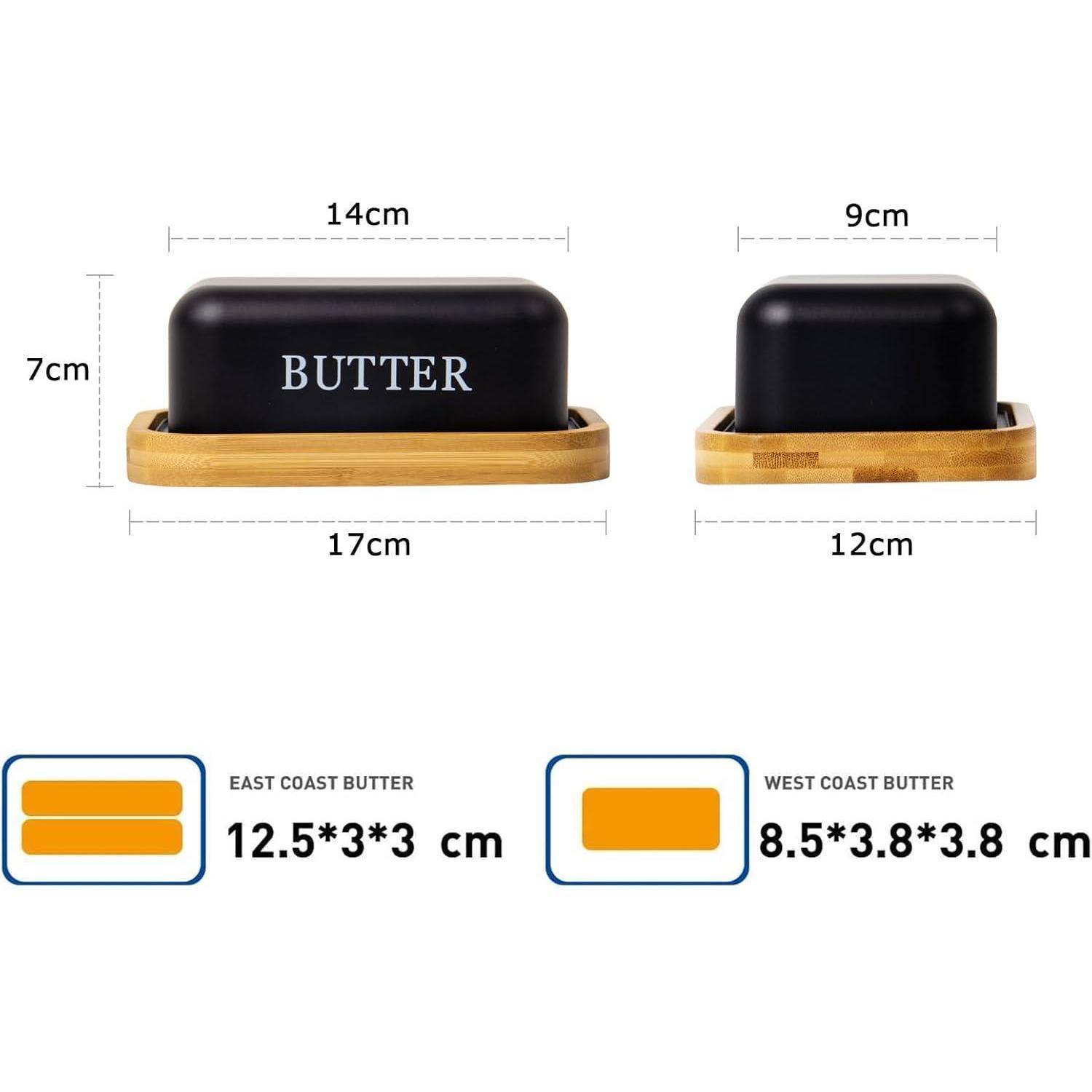 Vergleichsbild zweier Butterdosengröße auf Holztabletts, das Abmessungen zeigt: große 17x14x7 cm für „BUTTER" und kleine 12x9 cm, plus Symbole mit den Bezeichnungen East Coast Butter 12,5x3x3 cm und West Coast Butter 8,5x3,8x3,8 cm.