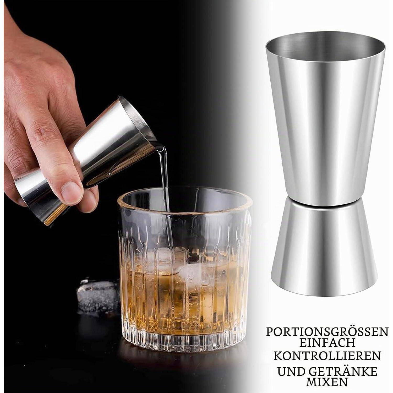 Hand gießt einen abgemessenen Drink aus einem Jigger in ein Whiskeyglas; daneben zeigt ein größerer Jigger Portionskontroll-Mischtexte in Deutscher Sprache.