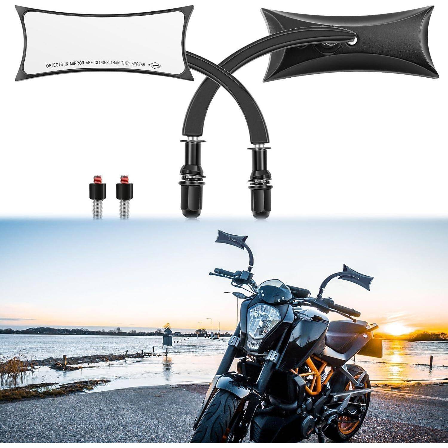 Satz mit Motorrad-Lenkerspiegeln mit rechteckigen Spiegeln, Montagezubehör und einem schwarzen Motorrad, das bei Sonnenuntergang am Wasser geparkt ist.