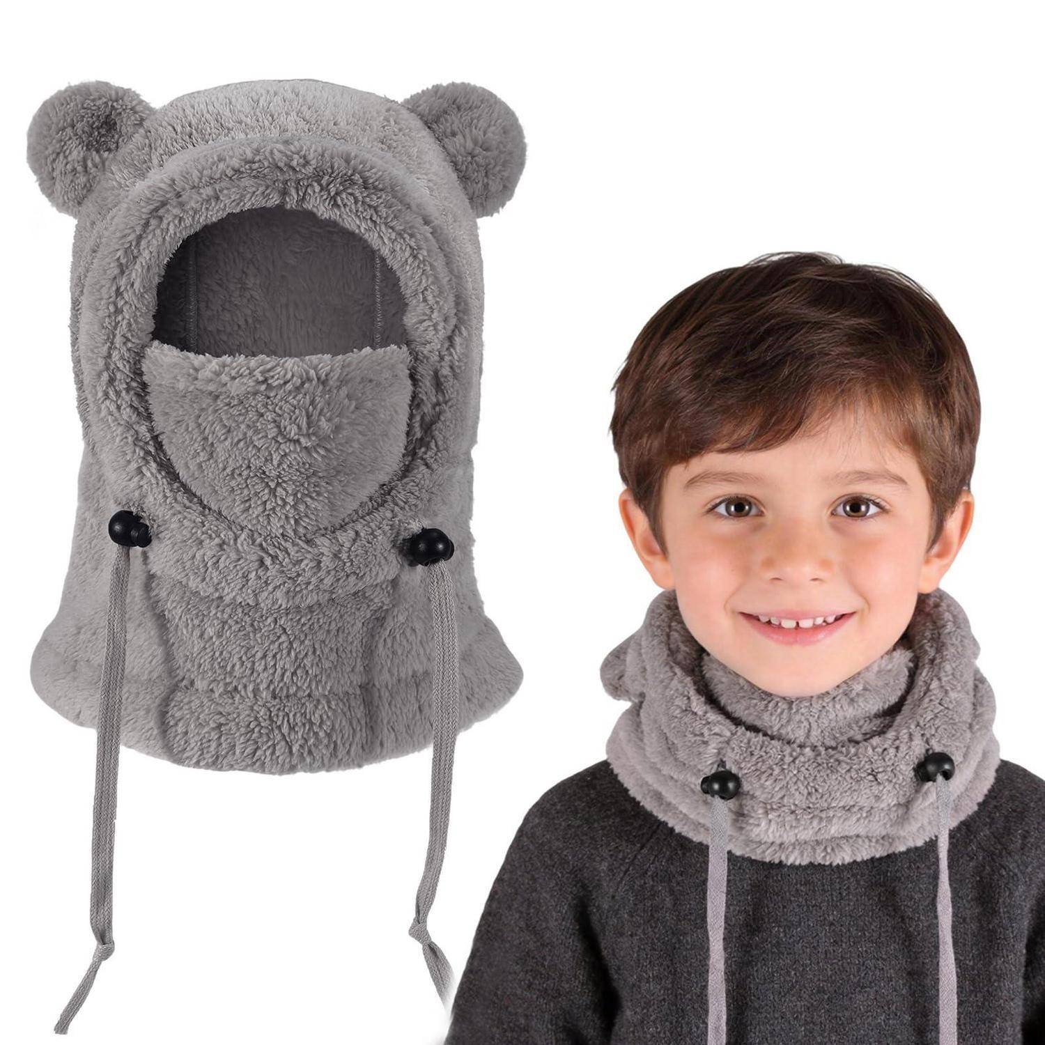 Junge, der einen grauen Fleece-Schal mit Bärenohren und Kapuze trägt; Produkt neben ihm mit baumelnden Bändern und Gesichtöffnung gezeigt.