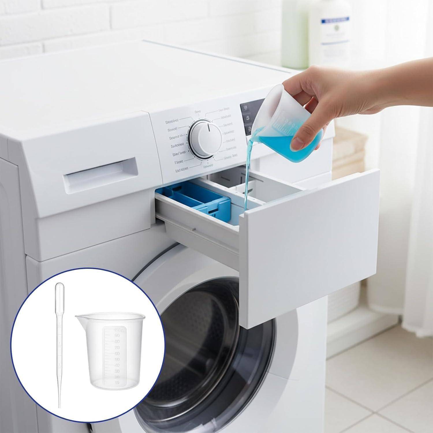Eine Hand gießt blaues Waschmittel mit einem Messbcher in die Waschmittelschublade einer Waschmaschine; eine Bildeinschub zeigt einen Löffel und eine Tasse für die richtige Dosierung.