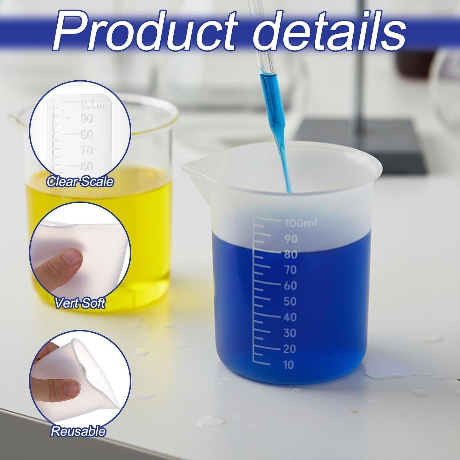 Produktdetailbild eines wiederverwendbaren, klaren Kunststoff-Messbechersmit Graduierungsskala und flexiblem Rand, gefüllt mit blauer Flüssigkeit und abgebildet mit einer Pipette.