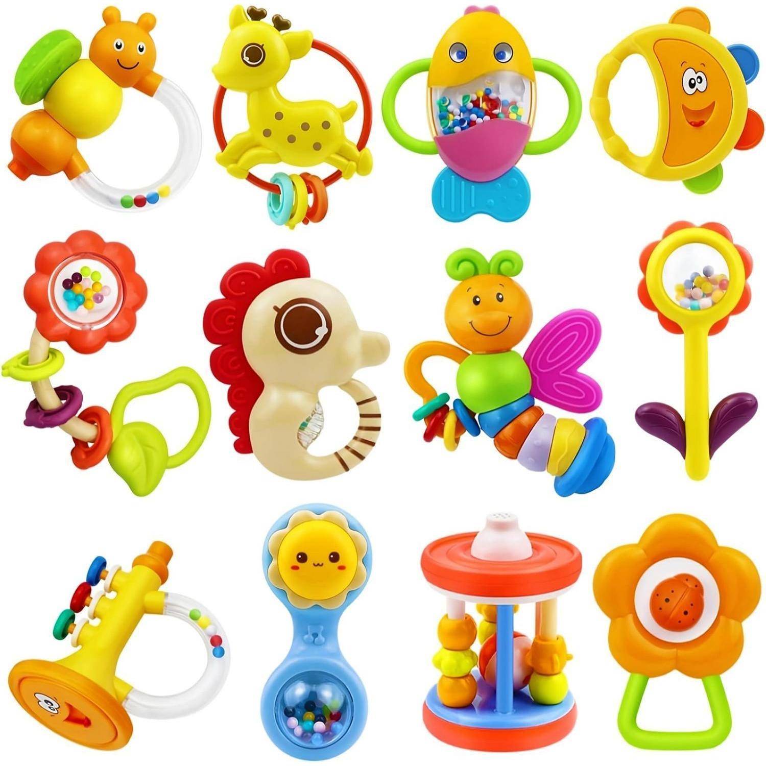Collage von bunten Babyspielzeugen und Rasseln mit Tier- und Blumenformen, einschließlich Ringen, Beißspielzeugen und Perlenspinnern auf weißem Hintergrund.