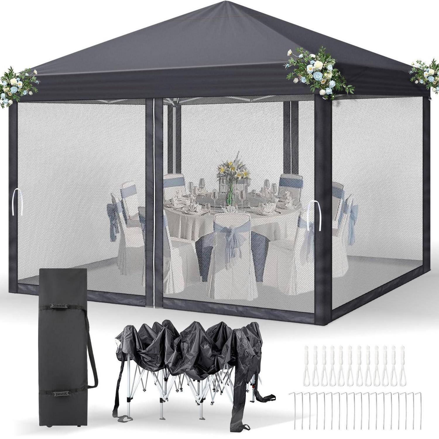 Schwarzes Pop-up-Außendachzelt mit Netzwänden, abgebildet über einem Tisch und Stühlen aufgestellt, mit gefalteter Tragetasche und Heringen darunter.