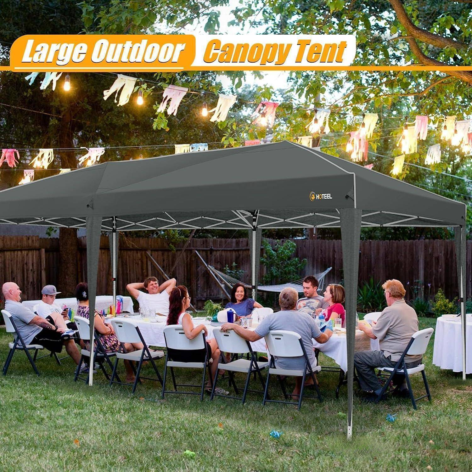 Menschen versammeln sich an einem Tisch unter einem großen grauen Outdoor-Pavillon im Hinterhof, mit Lichterketten über Kopf und dem Text „Large Outdoor Canopy Tent" oben.