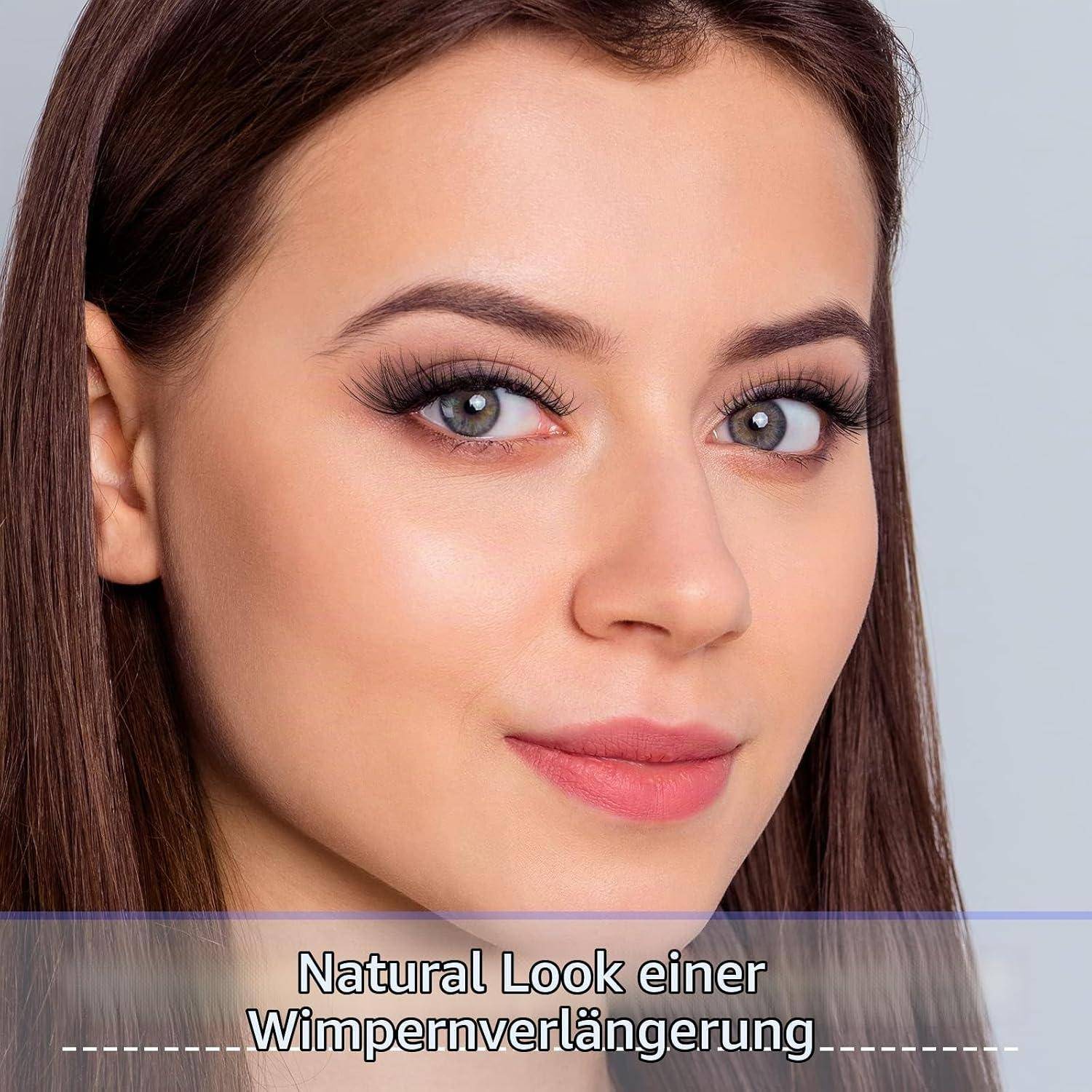 Nahaufnahme-Porträt einer Frau mit langen Wimpern und rosa Lippenstift; der Text lautet „Natural Look einer Wimpernverlängerung
