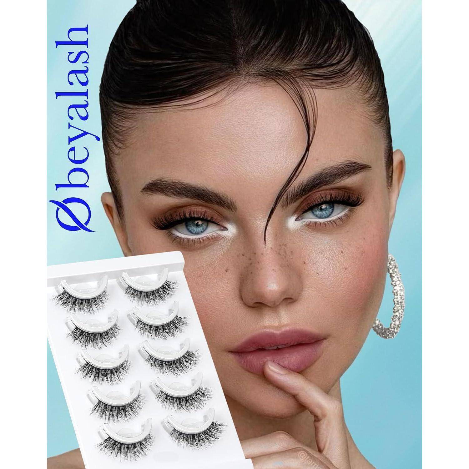 Werbebild einer Frau, die künstliche Wimpern trägt, mit einem Produktblatt, das mehrere Wimpernstile und den Markennamen „Bevalash