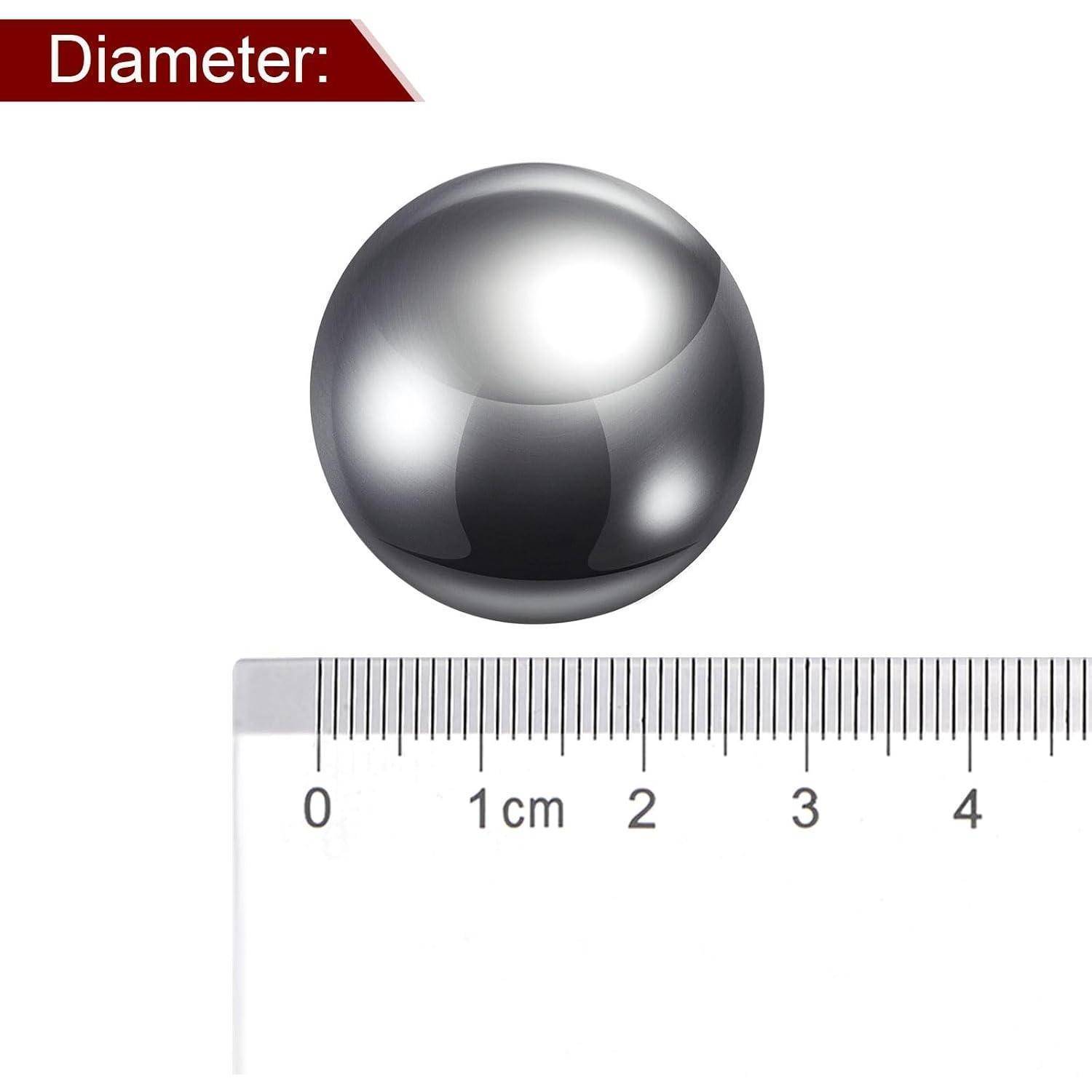 Glänzende Metallkugel über einem Lineal mit der Aufschrift „Durchmesser: