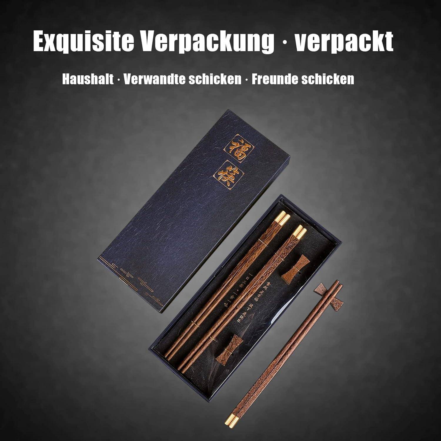 Öffnen Sie die Geschenkbox mit einem Paar hölzernen Essstäbchen und passenden Essstäbchenhaltern, gezeigt als elegante Verpackung; deutscher Text lautet „Exquisite Verpackung · verpackt" und „Haushalt · Verwandte schicken · Freunde schicken"