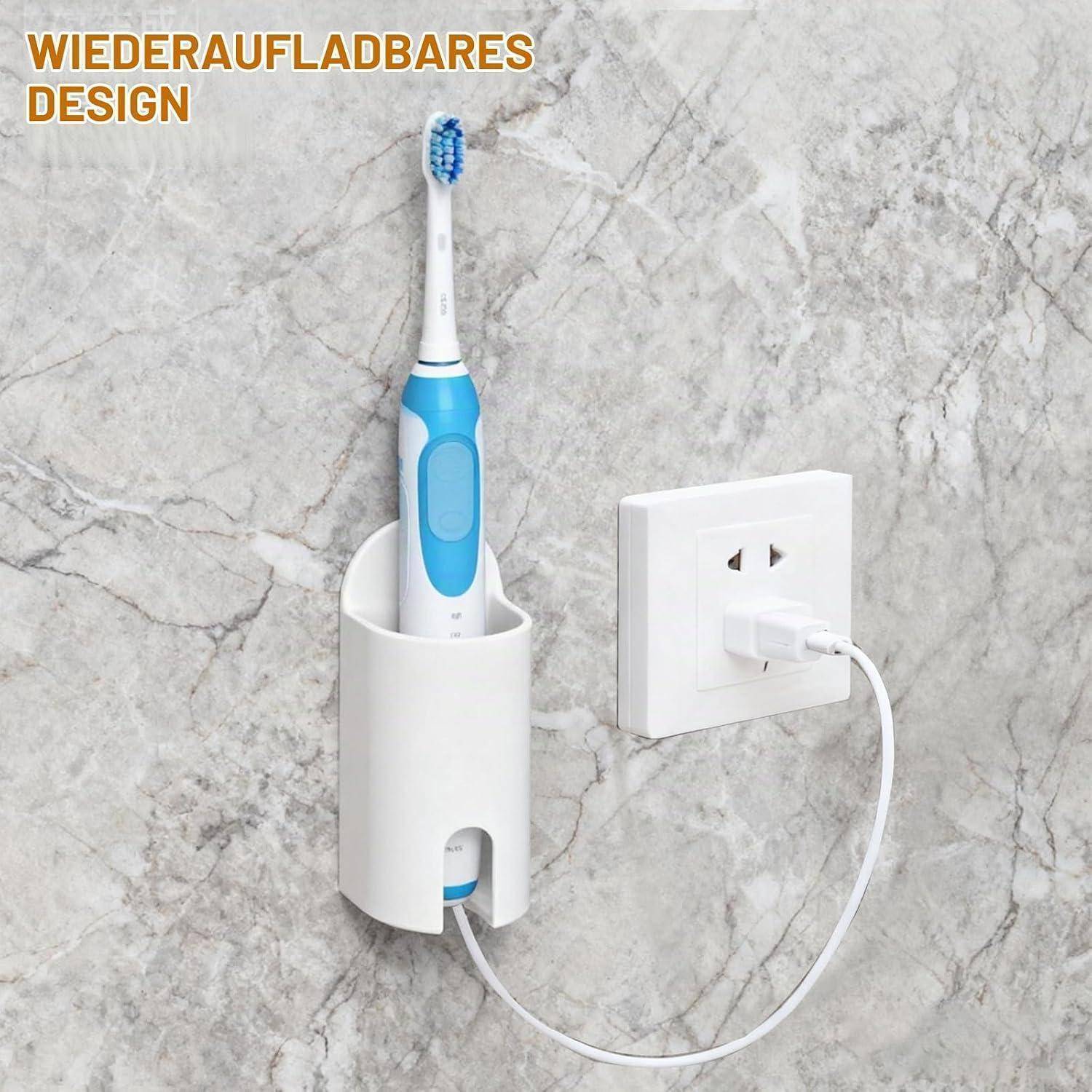 Elektrische Zahnbürste in einer an der Wand montierten Ladeschale, die in eine Steckdose gesteckt ist; Text lautet „WIEDERAUFLADBARES DESIGN
