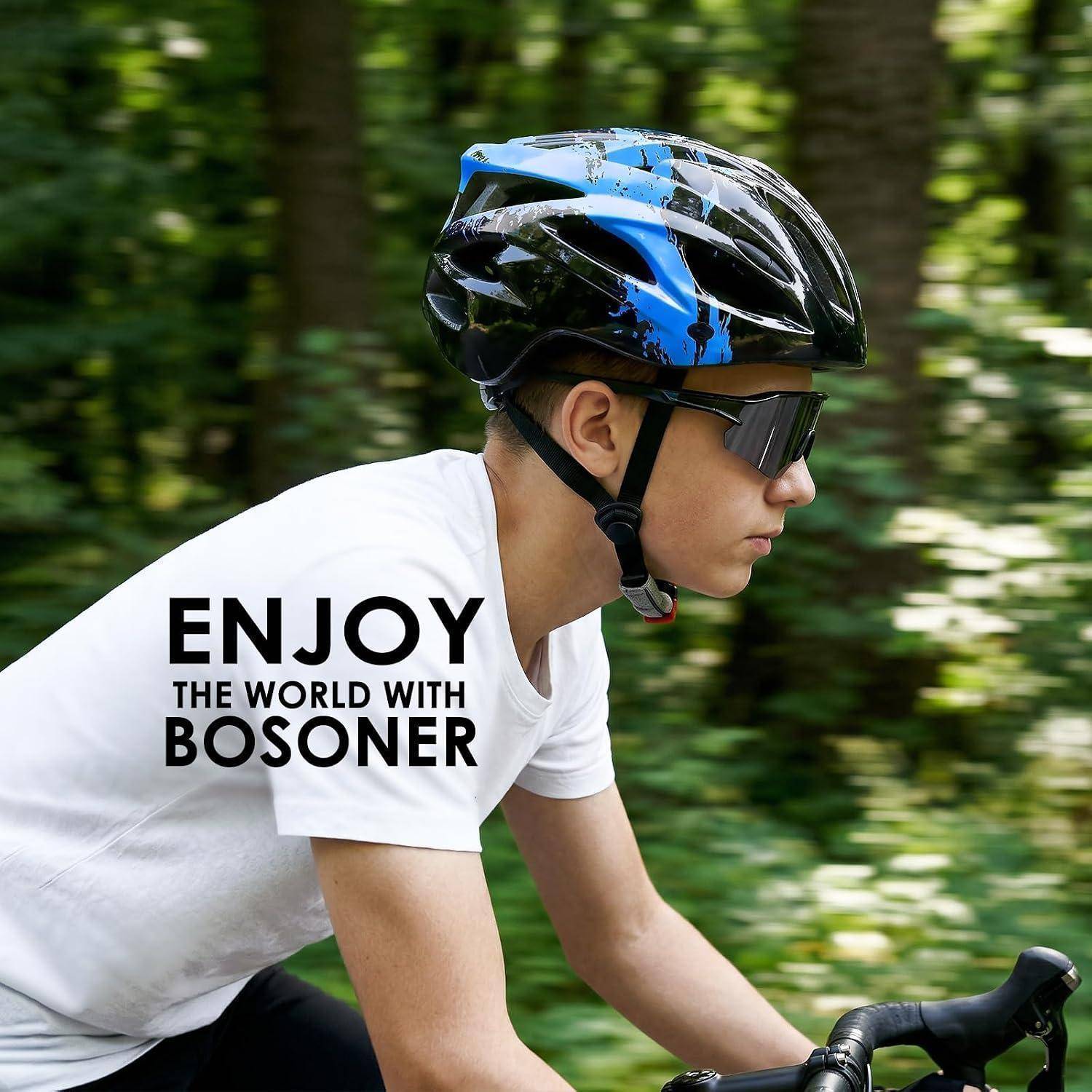 Radfahrer mit Helm und Sonnenbrille fährt im Freien und trägt ein Shirt mit dem Text „ENJOY THE WORLD WITH BOSONER".