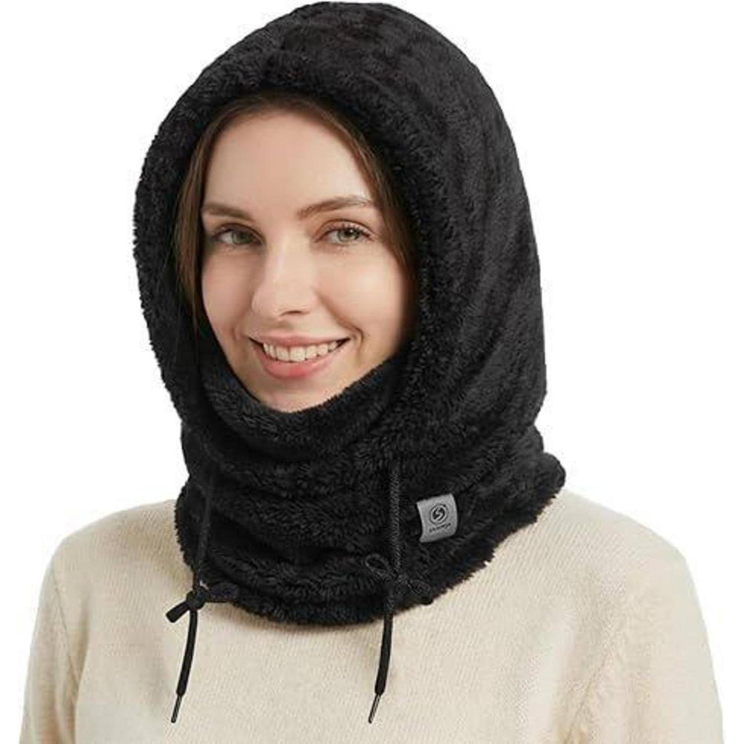Frau, die ein schwarzes Fleece-Kapuzen-Sturmhaube-Schal-Modell auf weißem Hintergrund trägt.
