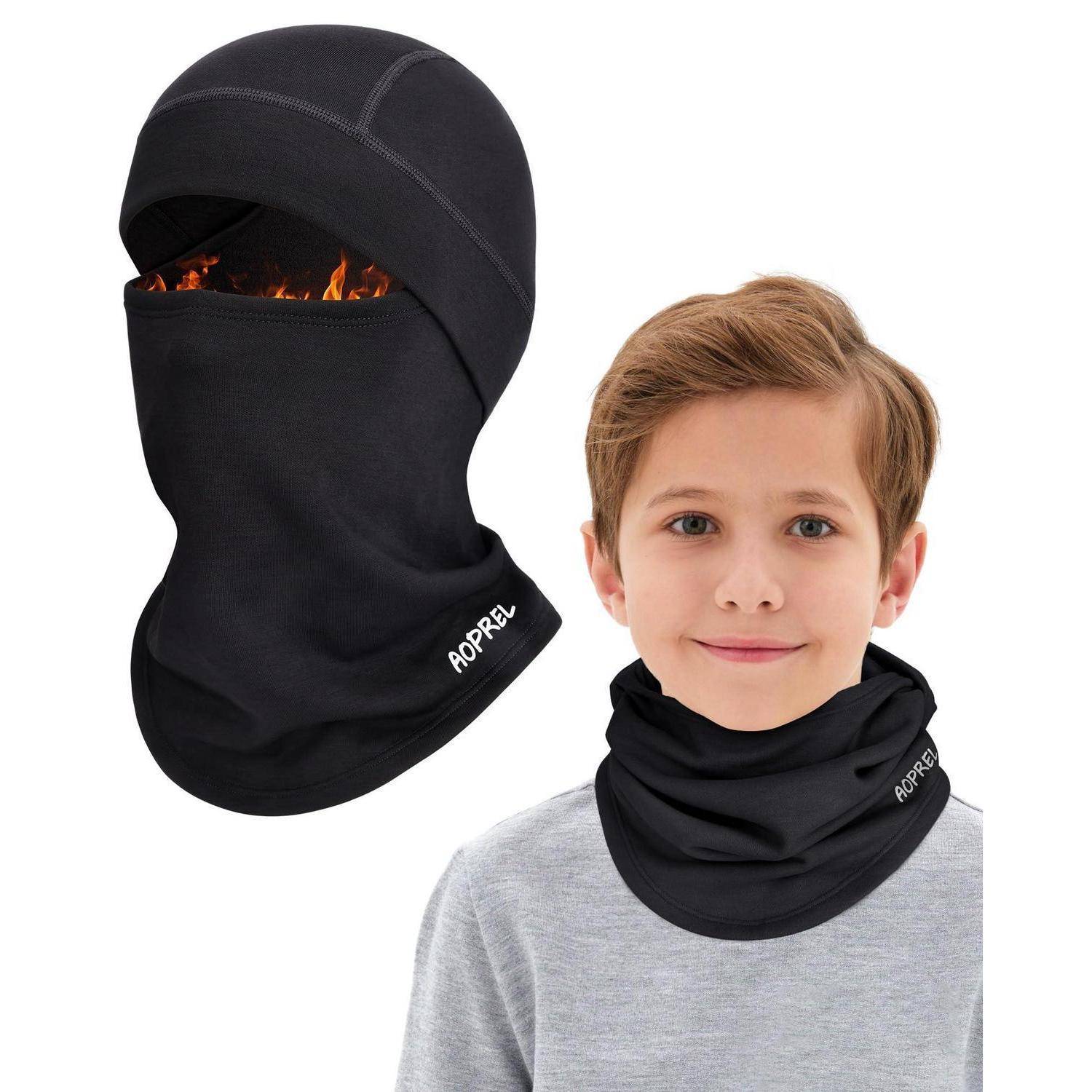 Schwarzer flammenhemmender Sturmhaube und Nackenmanschette, die an einem Kindermodell gezeigt werden, mit einer kleinen Flamme, die in der Gesichtsöffnung sichtbar ist, um den Schutz anzuzeigen.