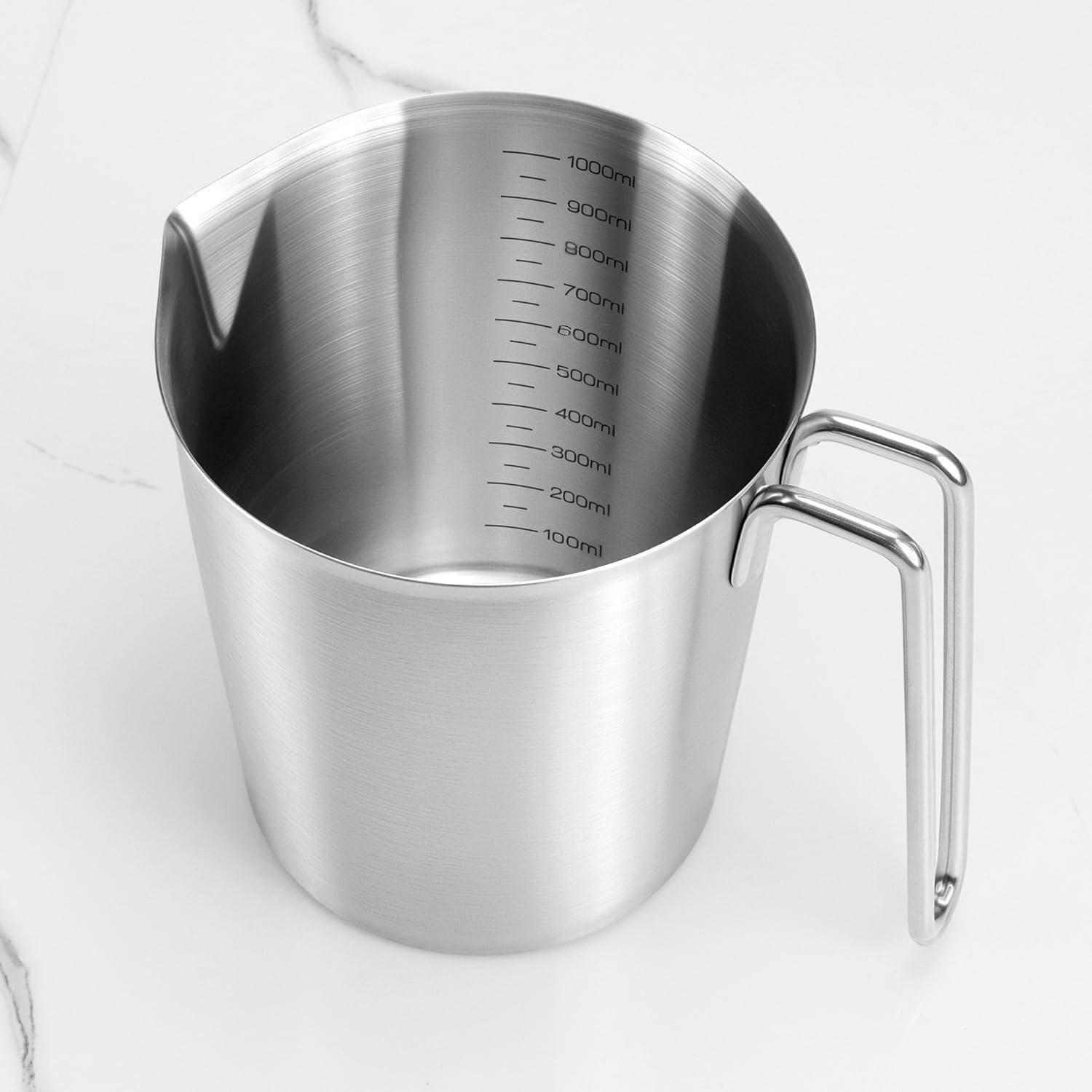 Edelstahlmessbecher mit Griff und Ausgießer, markiert in Millilitern bis 1000 ml, auf einer weißen Oberfläche gezeigt.
