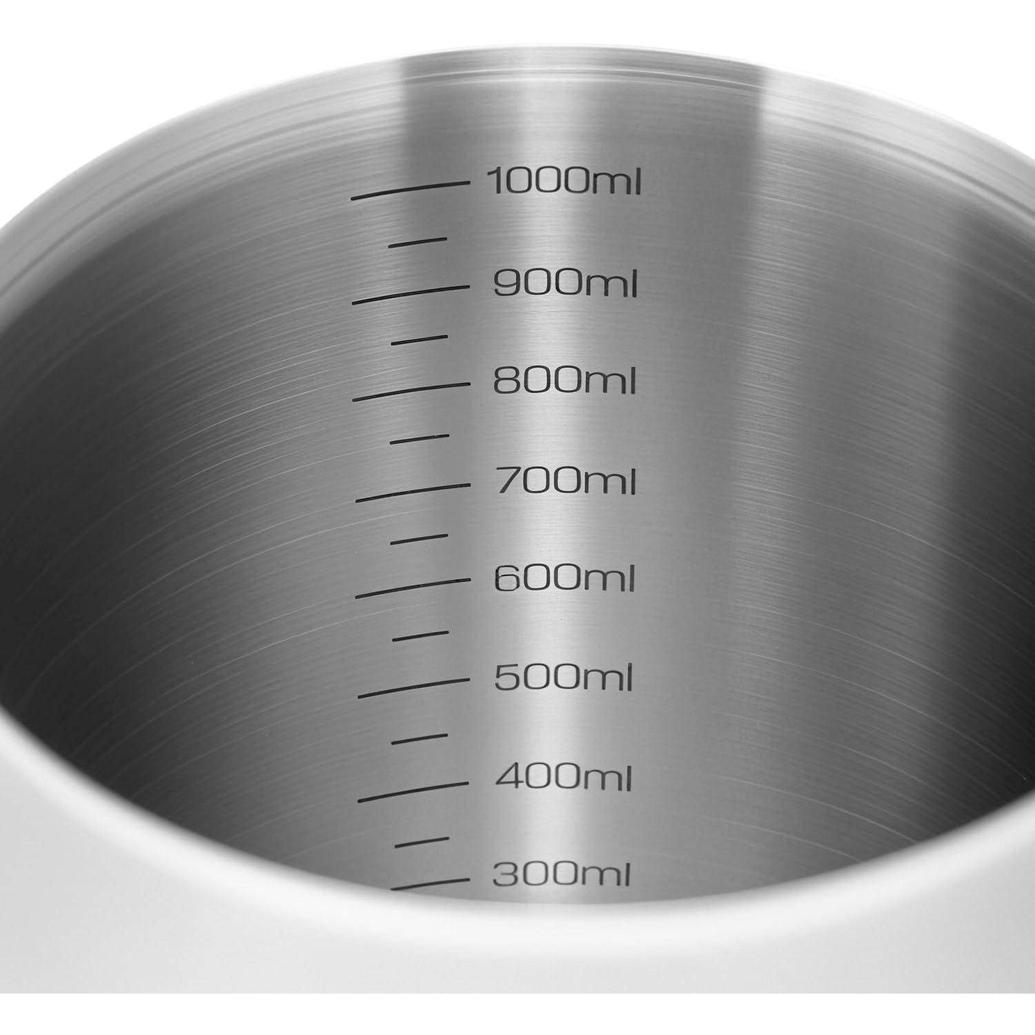 Nahaufnahme des Inneren eines Edelstahlkochtopfes mit Volumenmarkierungen von 300 ml bis 1000 ml zur Messung von Flüssigkeitsständen.