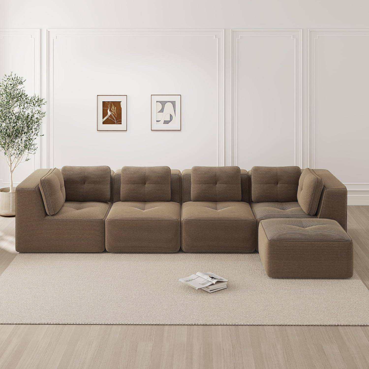 Braunes modulares Ecksofa mit Chaiselongue in einem minimalistischen Wohnzimmer, dargestellt auf einem hellen Teppich mit Wandkunst und einer Topfpflanze.