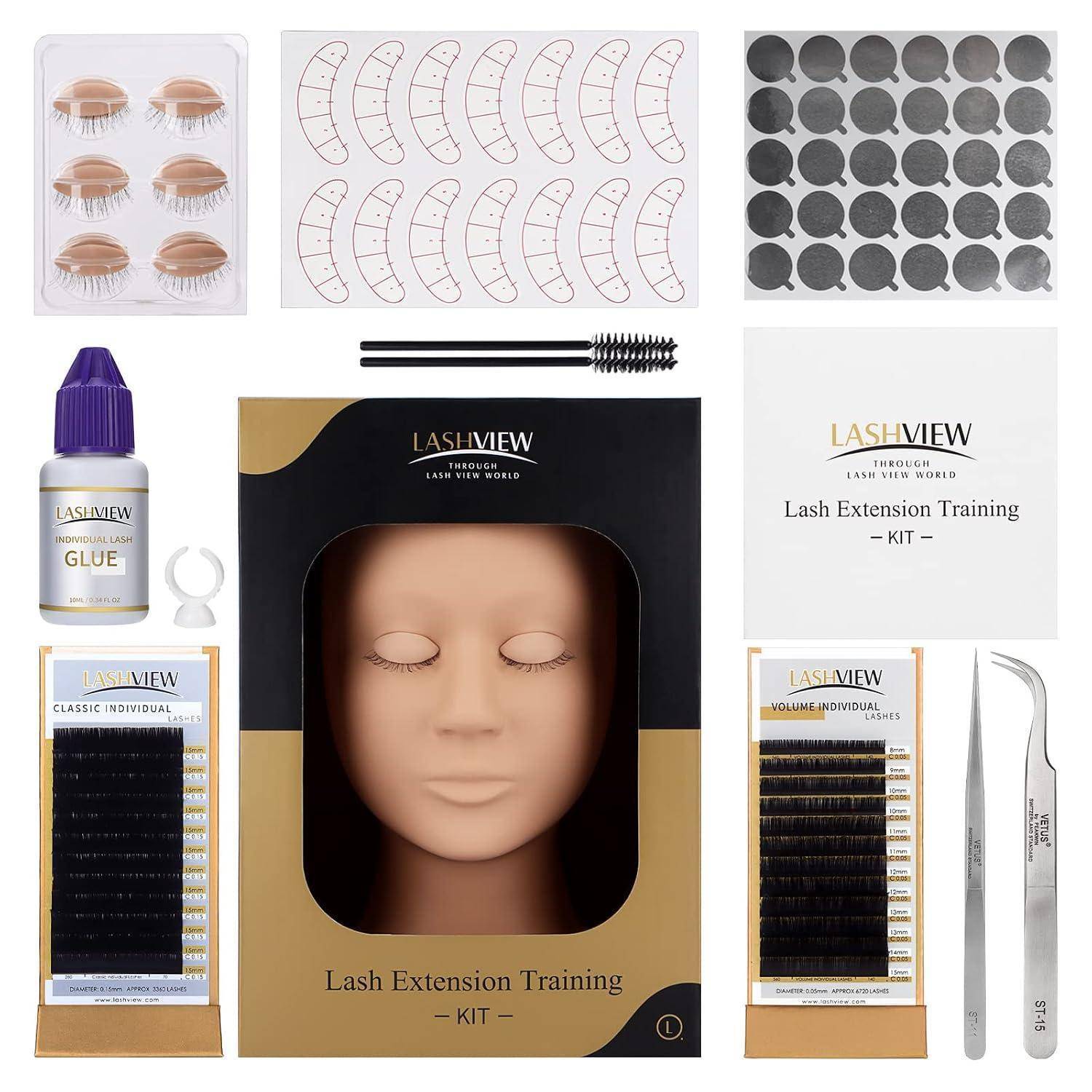 Wimpernverlängerungs-Trainingsset mit Mannequin-Kopf, künstlichen Wimpern, Leim, Pinzetten, Bürsten, Wimpernschalen und Übungspads in markierter Verpackung.