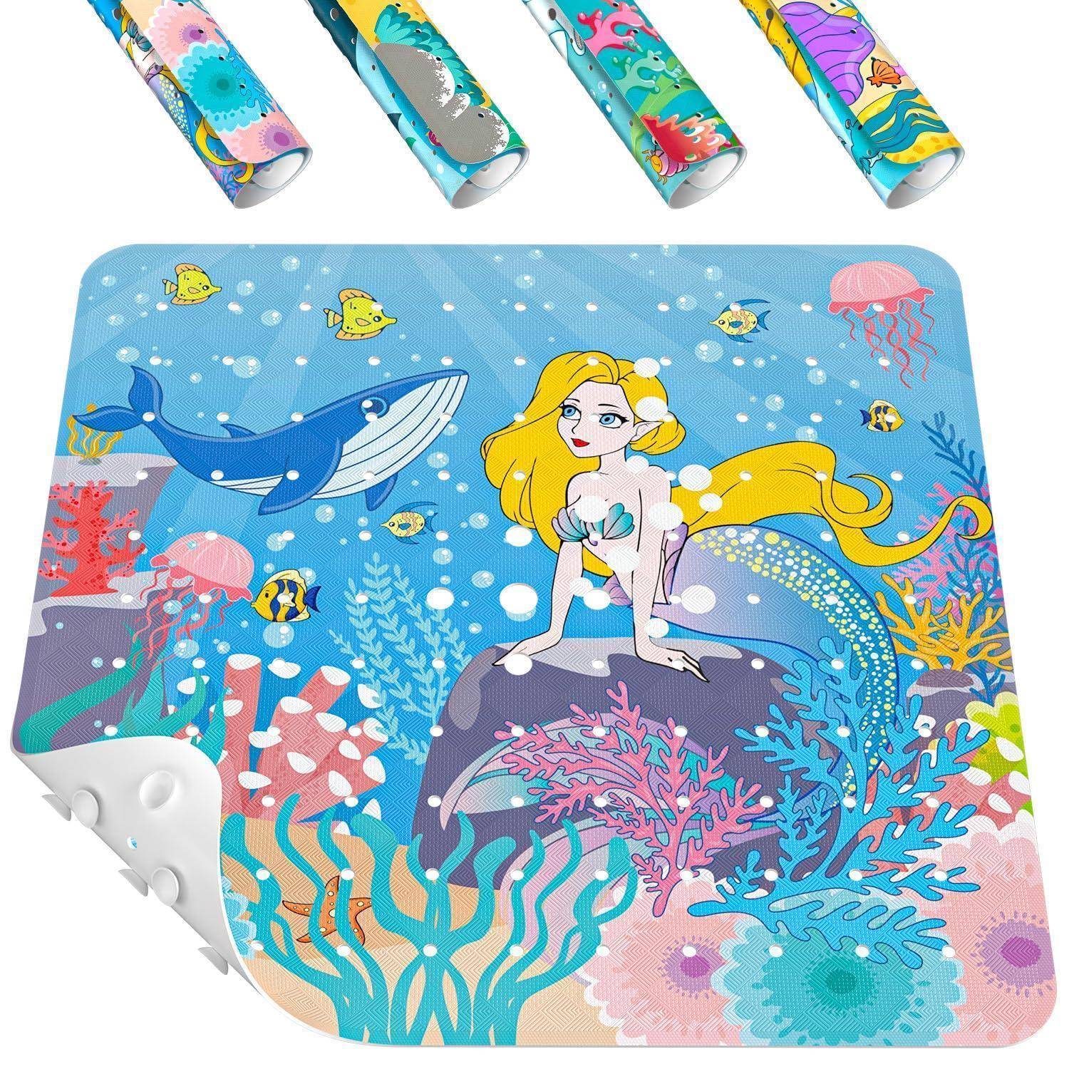 Badematten im Meerjungfrauen-Design mit Unterwasserszenerie, Wal, Fischen, Quallen und Korallen in hellen Pastellfarben; kleinere passende Matten oben abgebildet.