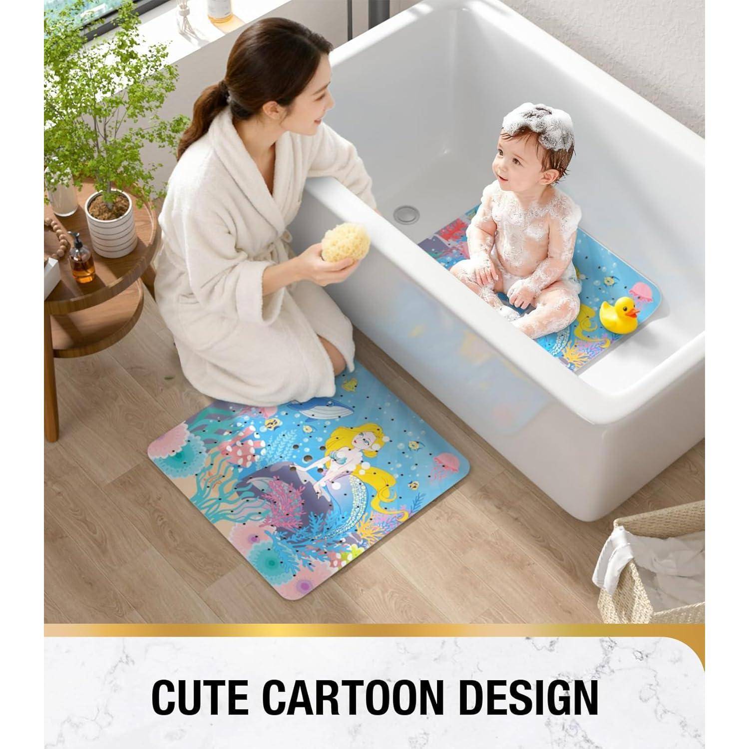 Mutter badet ein schaumbedecktes Baby in einer weißen Badewanne, mit einer bunten Cartoon-Badematte und dem Text „CUTE CARTOON DESIGN