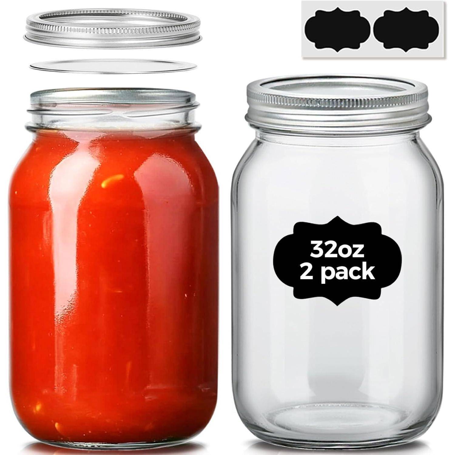 Zwei 32-Unzen-Einmachgläser mit silbernen Deckeln, eines gefüllt mit roter Sauce und eines leer, mit der Bezeichnung 