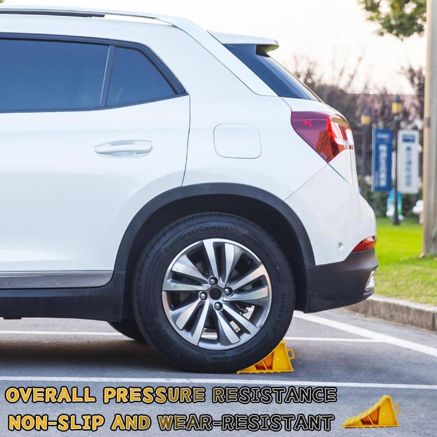 Rückseite eines weißen SUV, der auf einer gelben Radklemme geparkt ist, mit Text, der 
