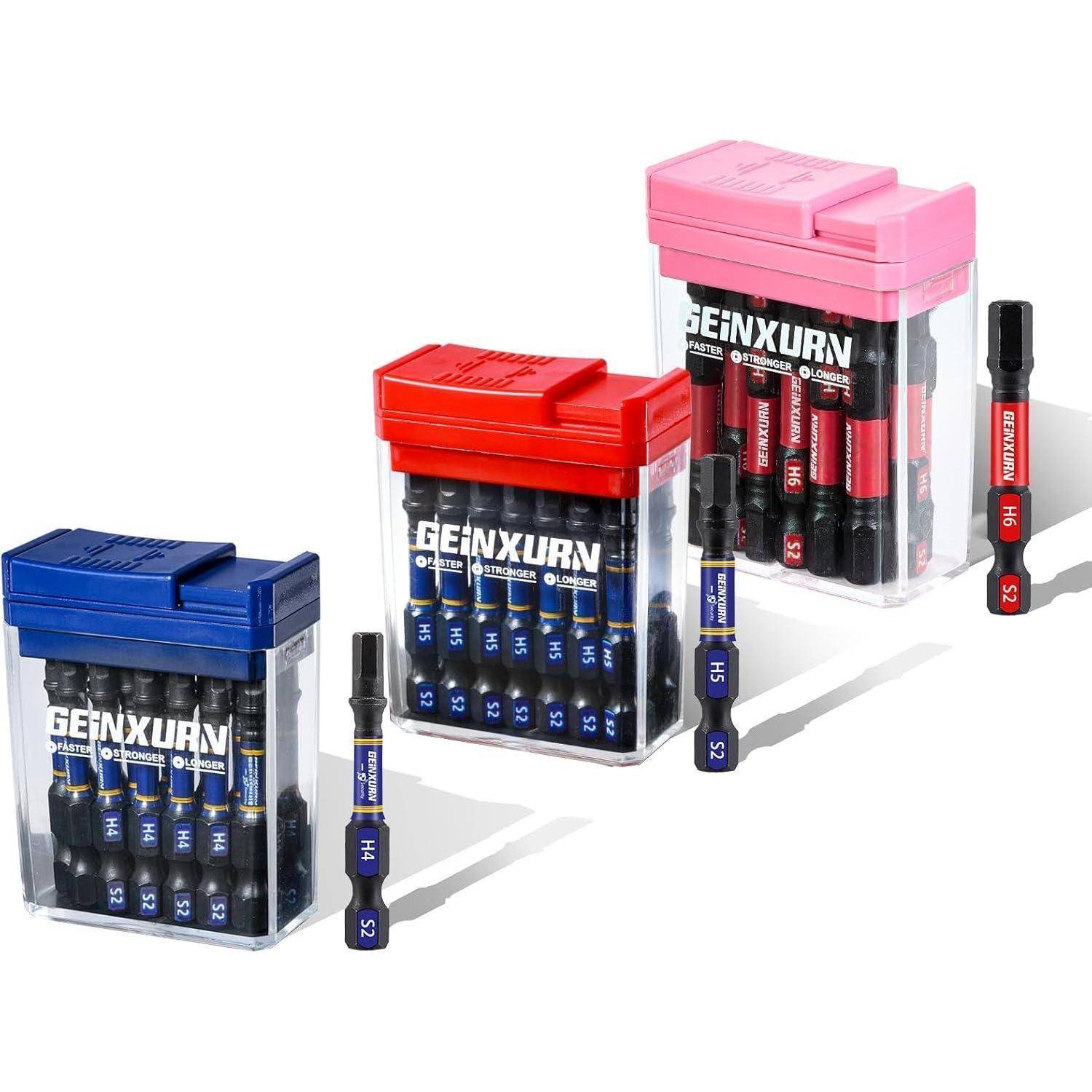 Drei durchsichtige Kunststofflagerboxen mit blauen, roten und rosa Deckeln, die GENXUAN-Schraubendreher-Bitsets halten, mit neben ihnen gezeigten losen Bitaufsätzen.
