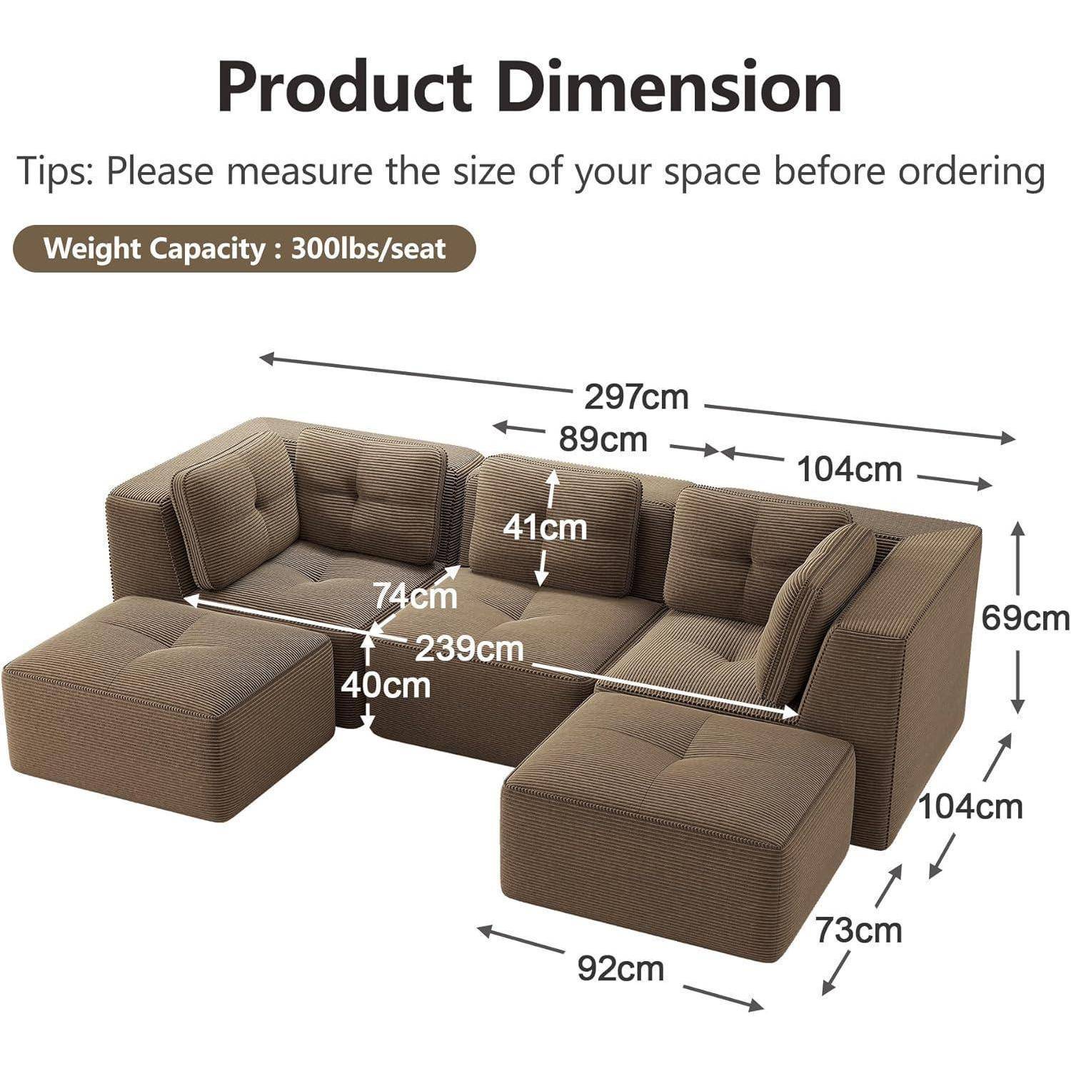 L-förmiges Ecksofa mit Ottomanen, gekennzeichnete Produktabmessungen: 297 cm breit, 239 cm tief, 69 cm hoch; Sitz- und Kissenabmessungen angegeben, Gewichtsbelastbarkeit 300 Pfund pro Sitzplatz.
